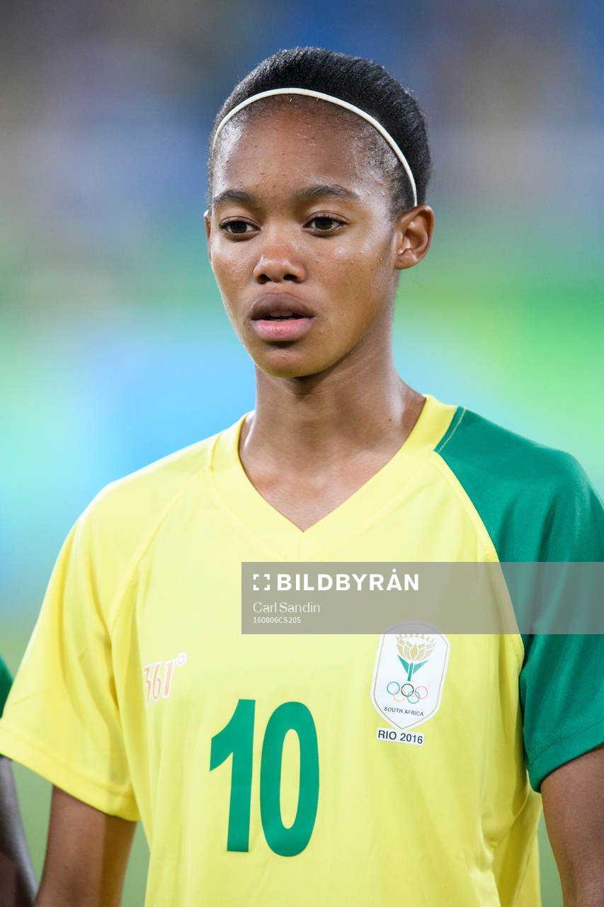 Sydafrikas Linda Motlhalo vid lineup innan fotbollsmatchen