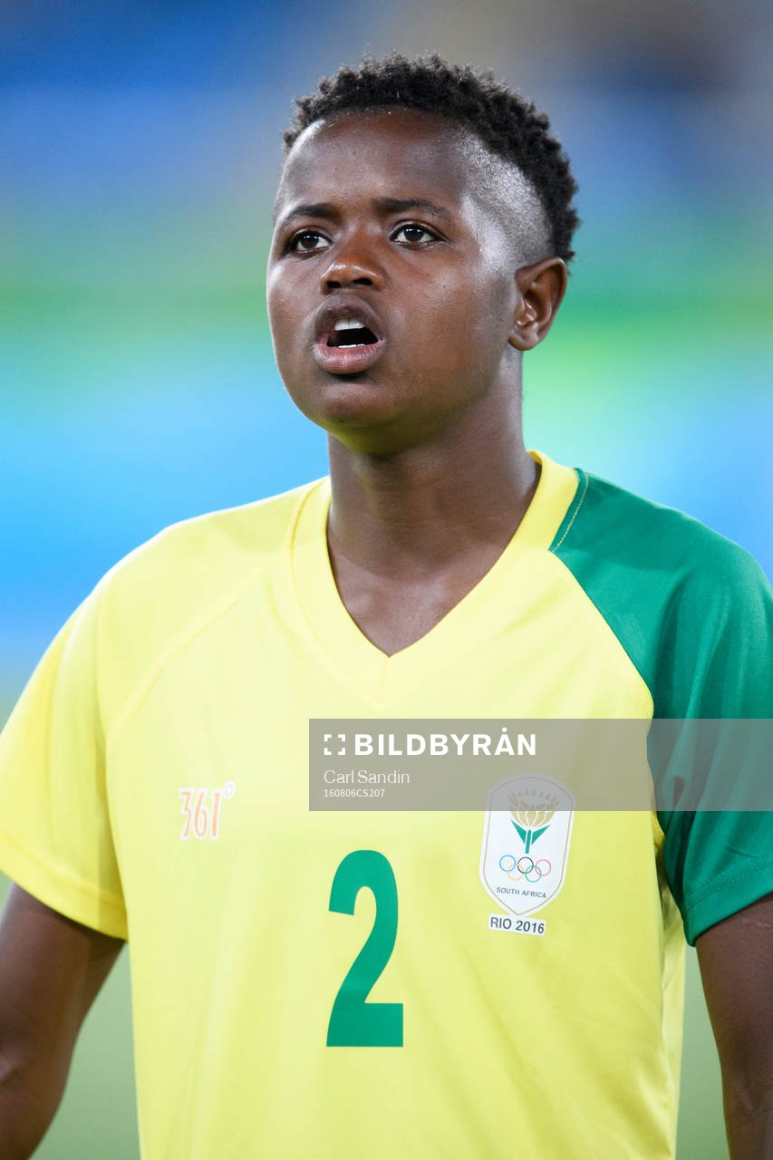 Sydafrikas Lebohang Ramalepe vid lineup innan fotbollsmatchen mellan Sydafrika och Kina den 6 augusti 2016 under OS i Rio de Janeiro.