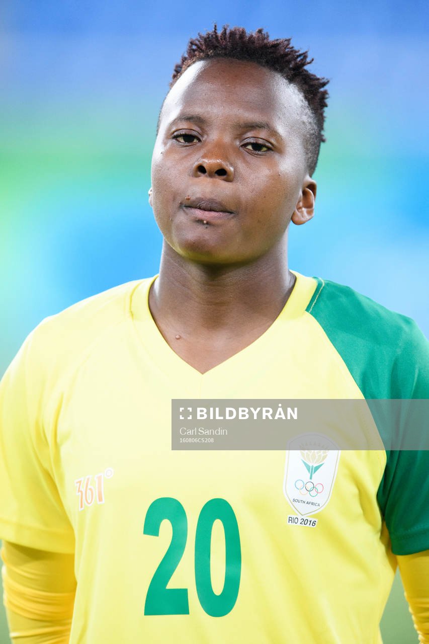 Sydafrikas Thembi Kgatlana vid lineup innan fotbollsmatchen