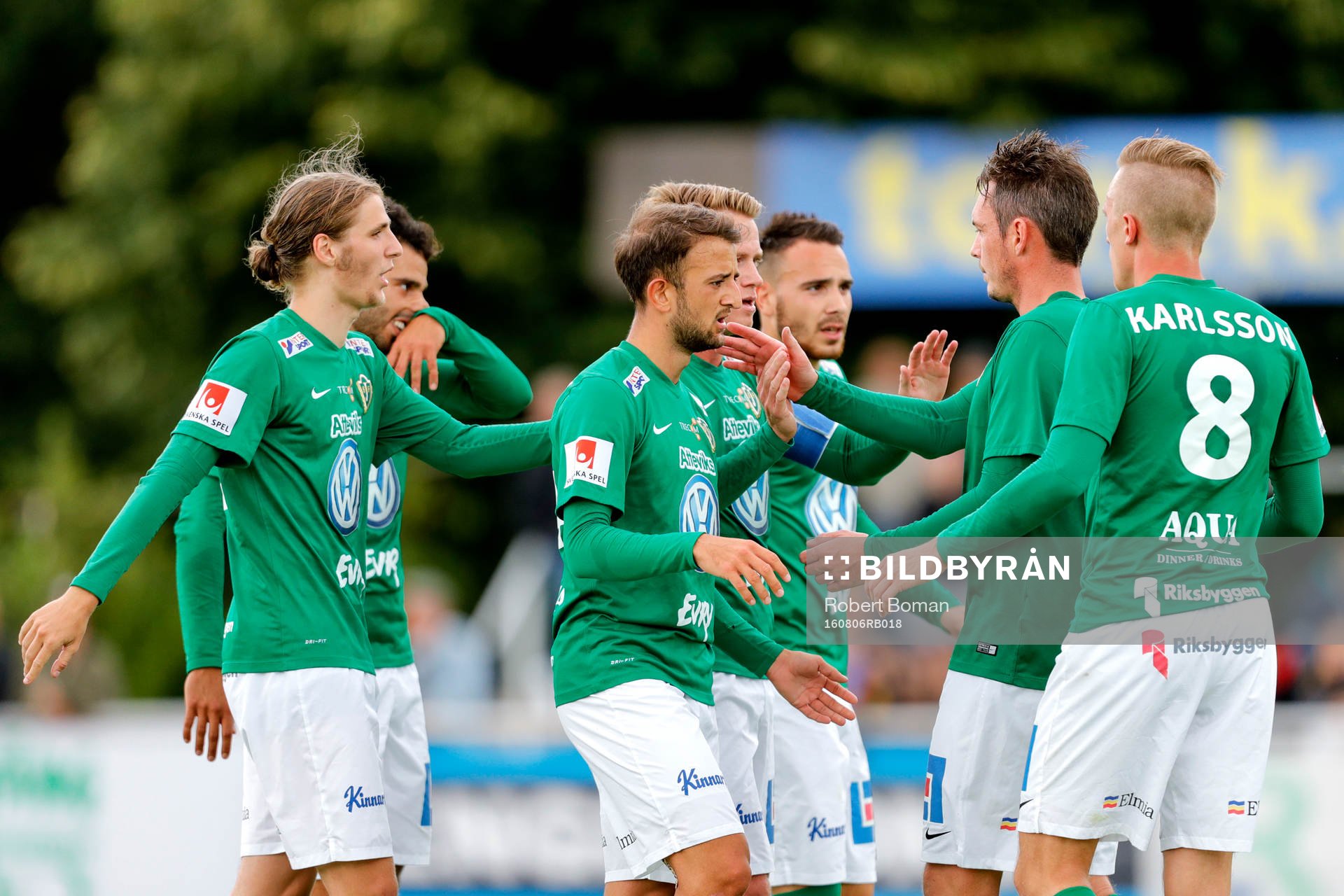 Jönköpings Tommy Thelin jublar med lagkamraterna