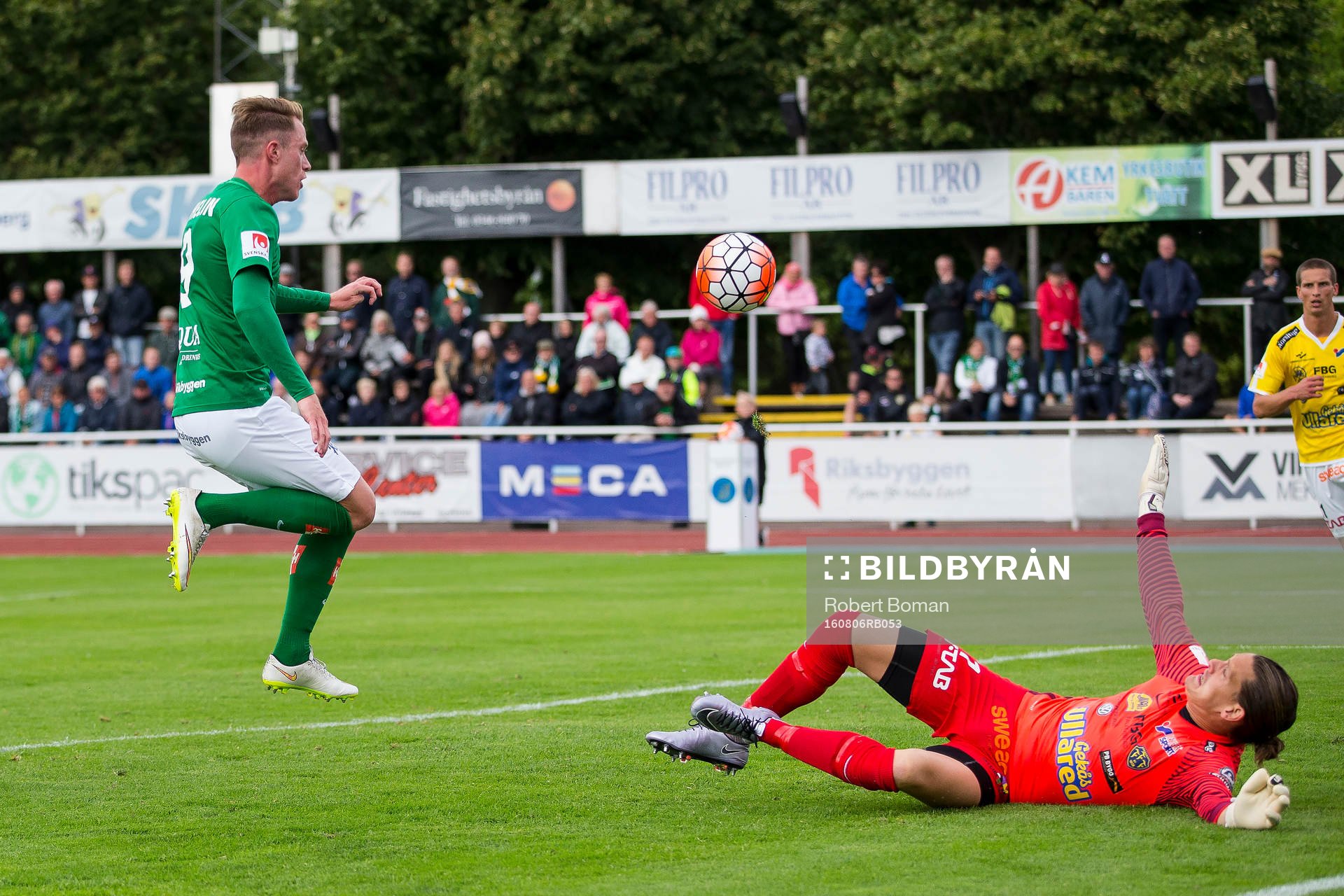 Jönköpings Tommy Thelin gör mål bakom Falkenbergs