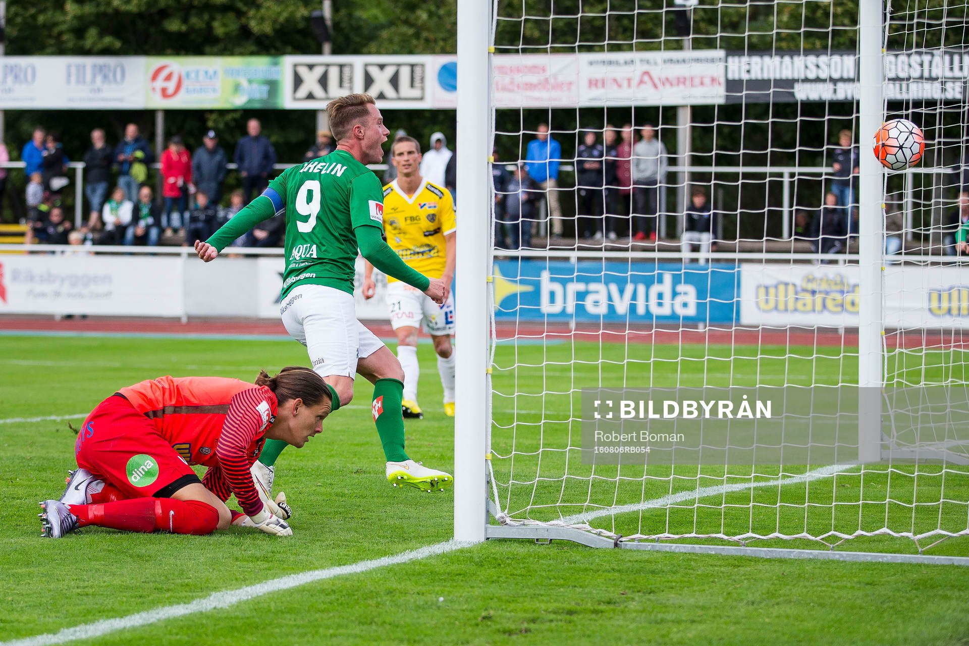 Jönköpings Tommy Thelin gör mål bakom Falkenbergs