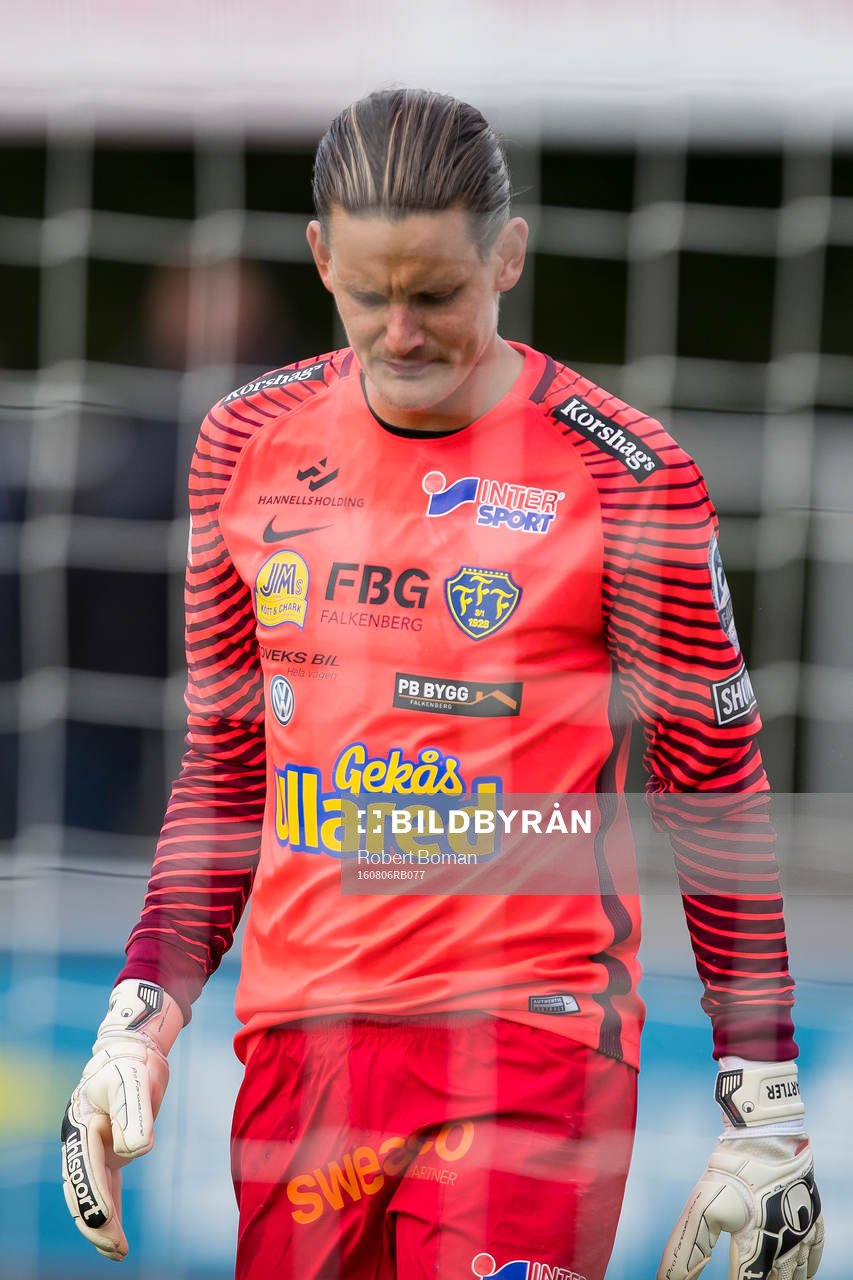Falkenbergs målvakt Otto Martler deppar