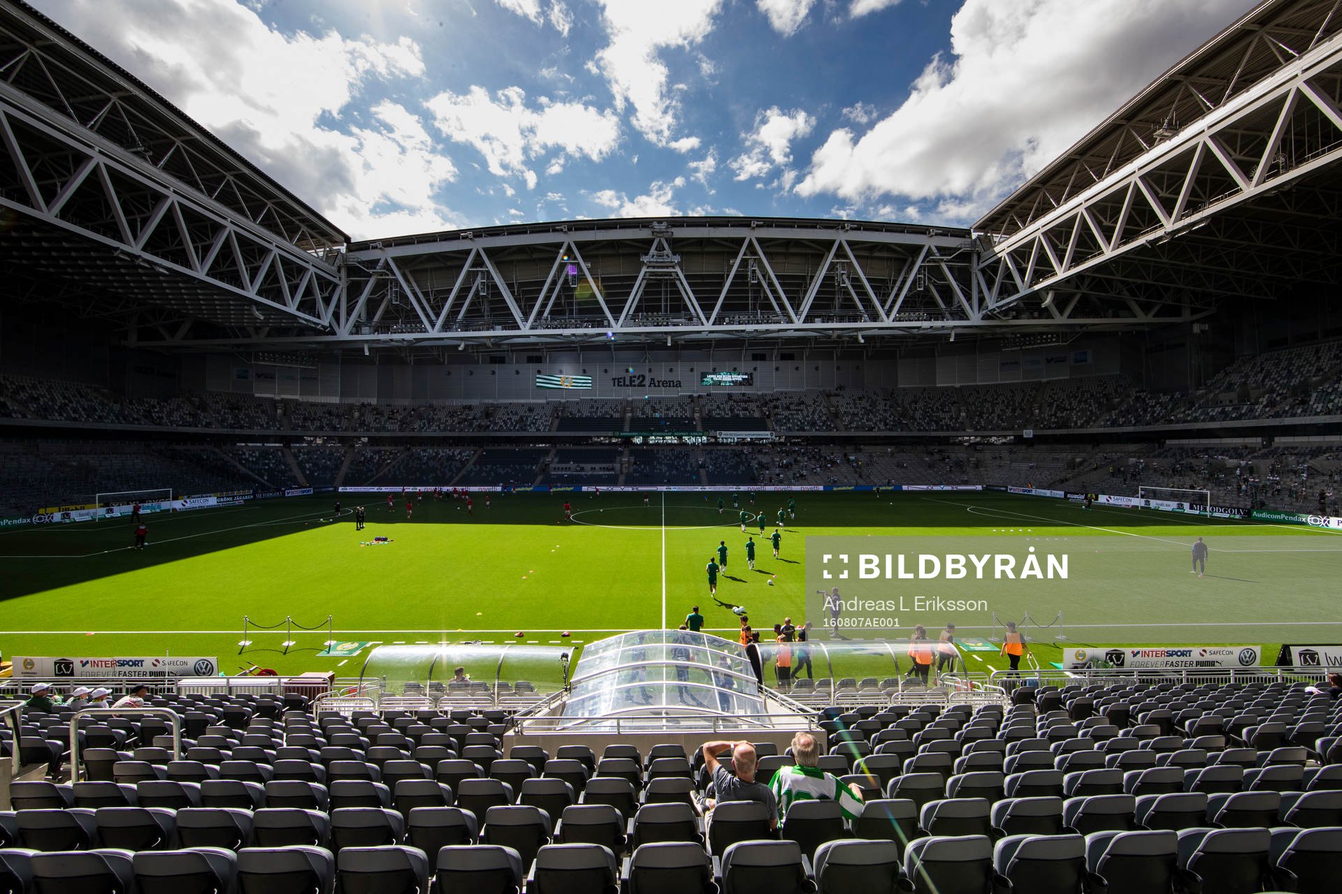Kalmars och Hammarbys spelare värmer upp på Tele2 Arena