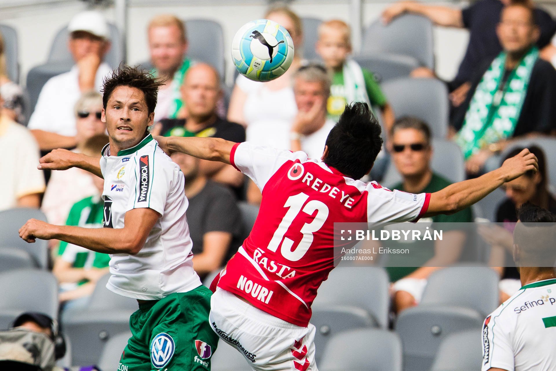 Hammarbys Philip Haglund i en nickduell med Kalmars Emin