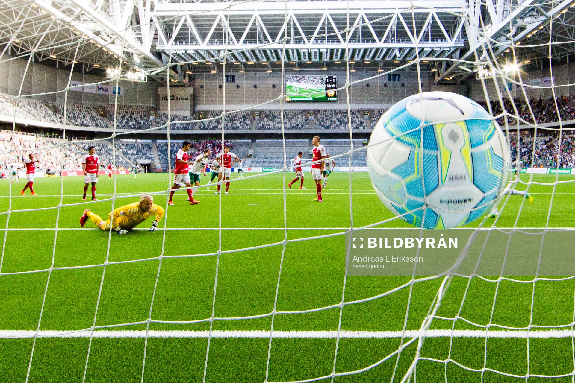Kalmars målvakt Ole Söderberg slänger sig med når inte