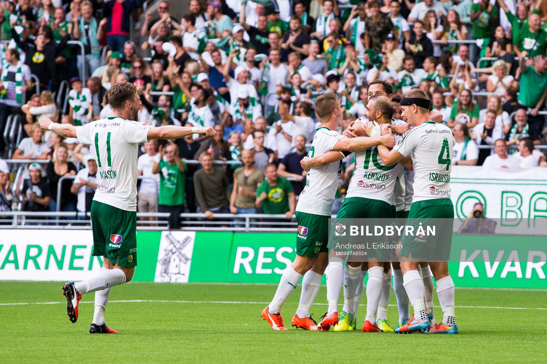 Hammarbys Arnór Smárason, Mats Solheim, Kennedy Bakircioglu och Erik Israelsson kramar om Johan Persson (ej i bild) efter 2-1 för Hammarby under fotbollsmatchen i Allsvenskan mellan Hammarby och Kalmar den 7 augusti 2016 i Stockholm.