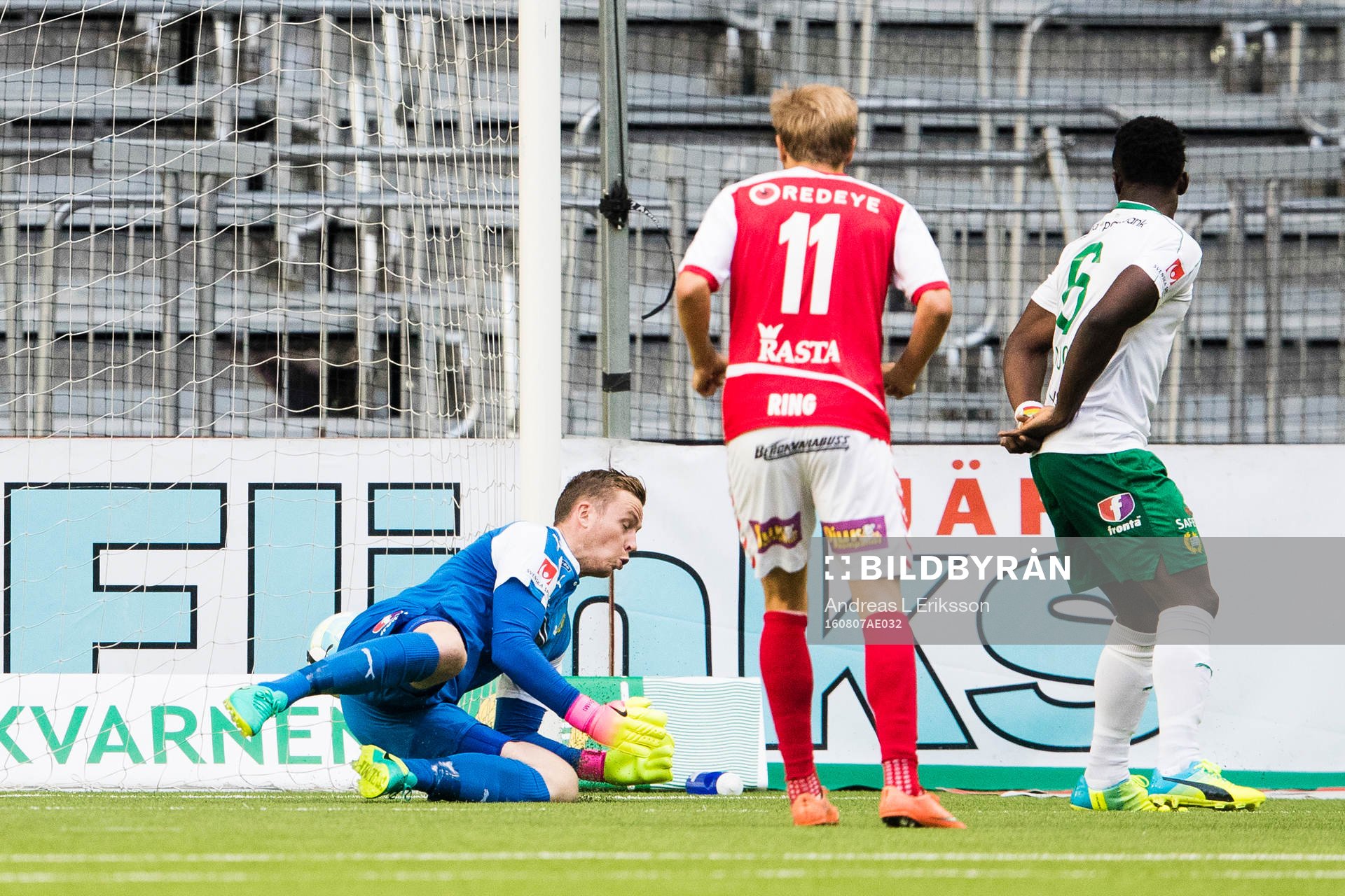 Hammarbys målvakt Ögmundur Kristinsson tappar in 1-1 för Kalmar under fotbollsmatchen i Allsvenskan mellan Hammarby och Kalmar den 7 augusti 2016 i Stockholm.