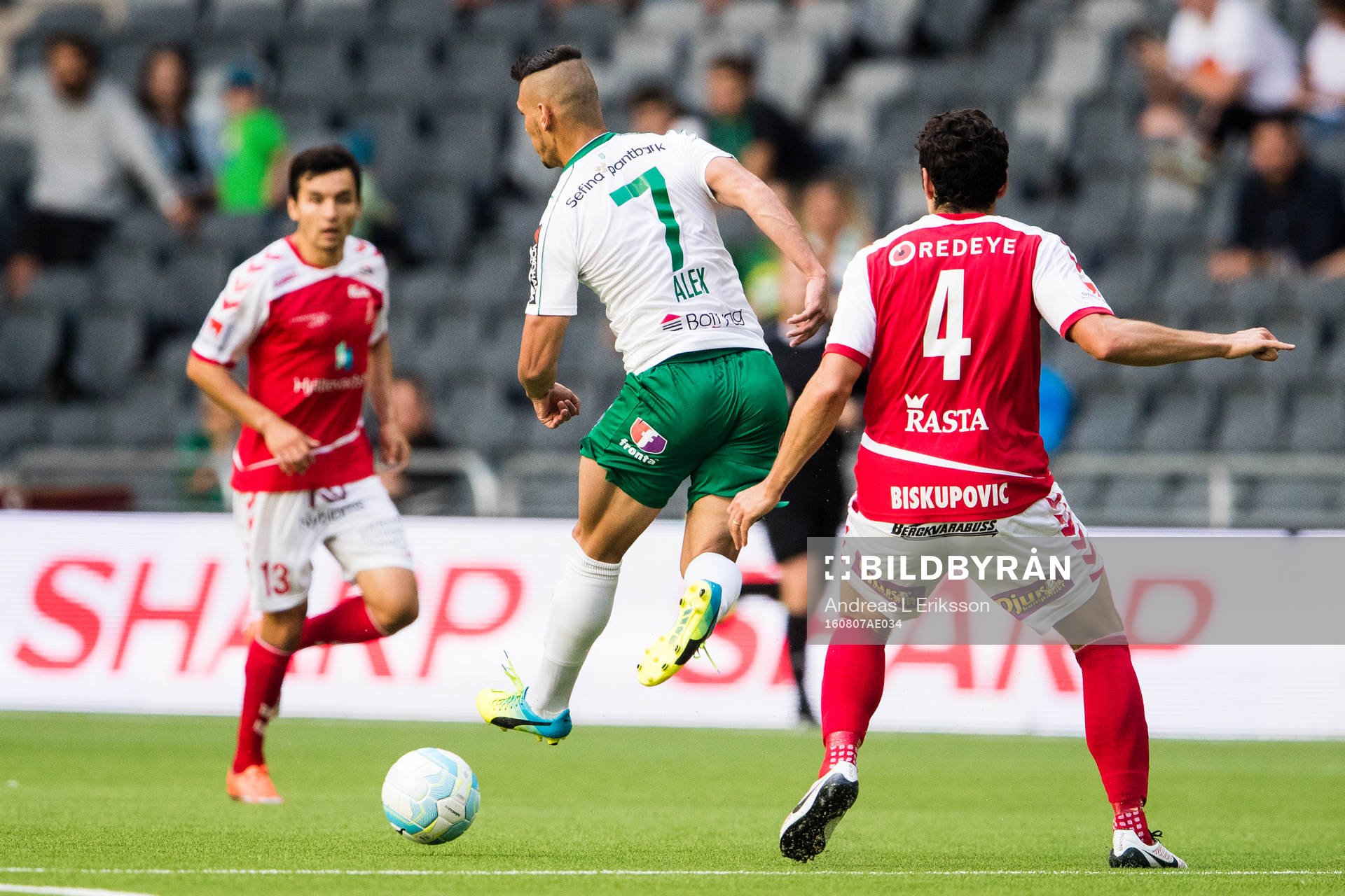 Hammarbys Alexssander Medeiros de Azeredo klacka bollen