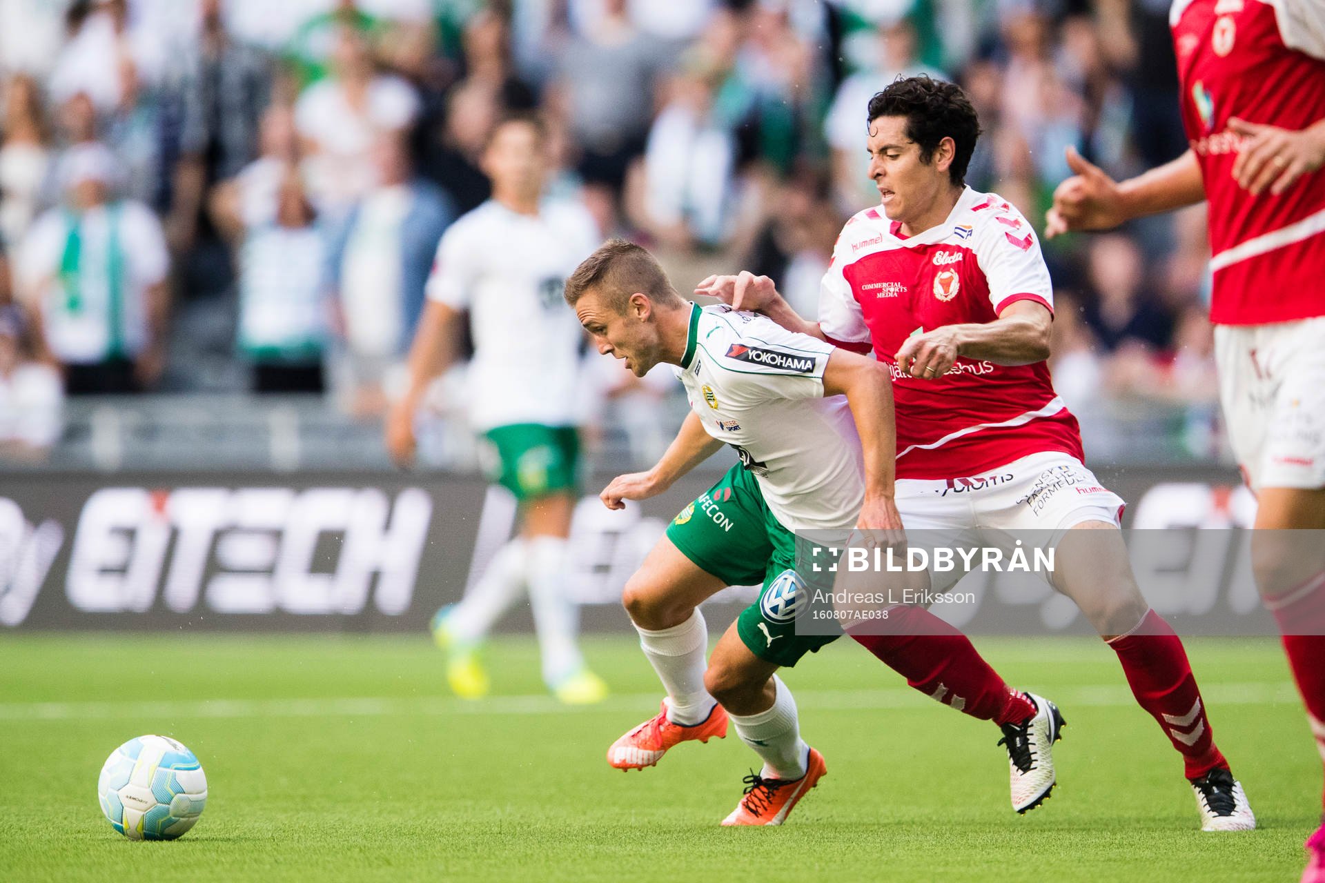 Hammarbys Mats Solheim i kamp om bollen med Kalmars Marko