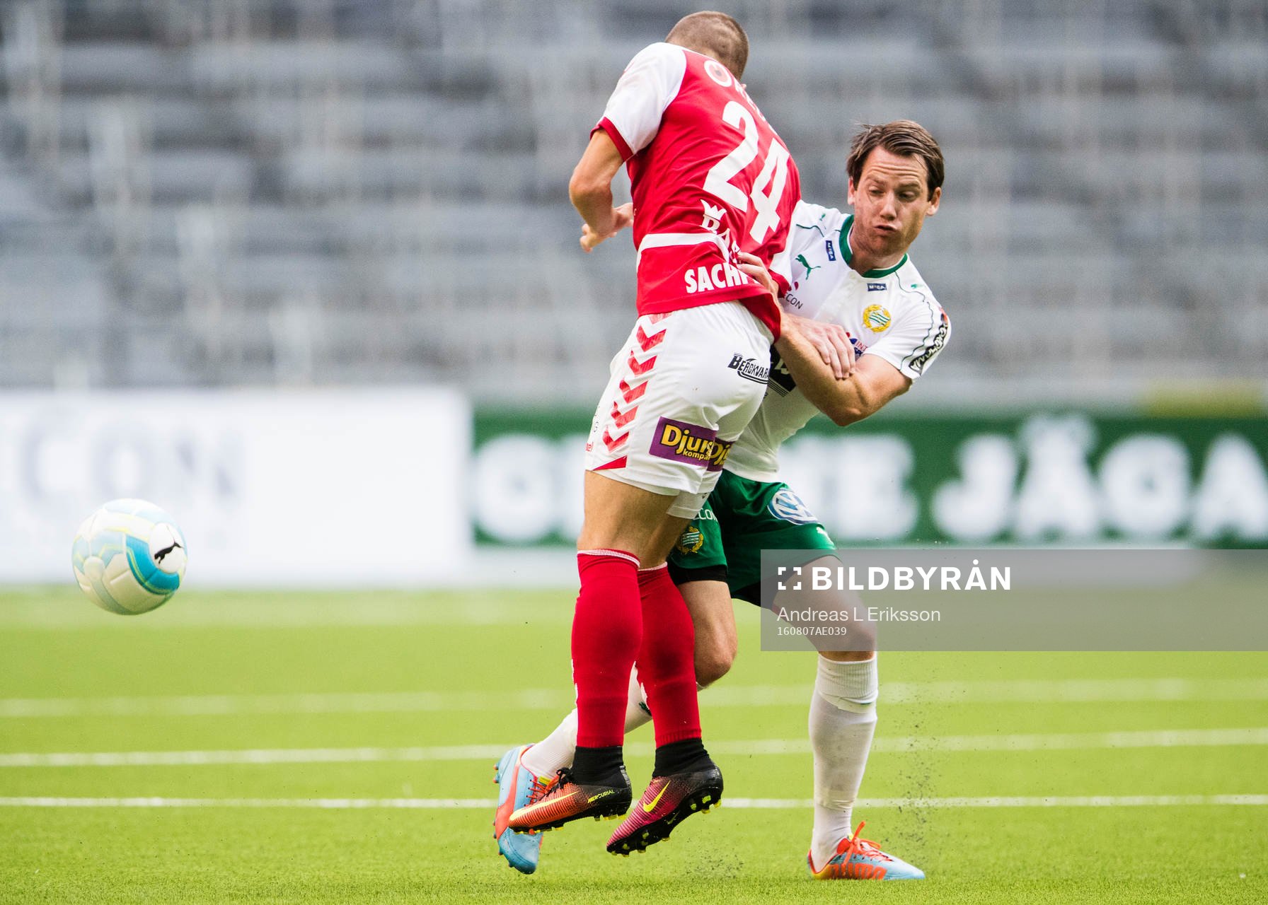 Kalmars Filip Sachpekidis stoppas av Hammarbys Johan Persson