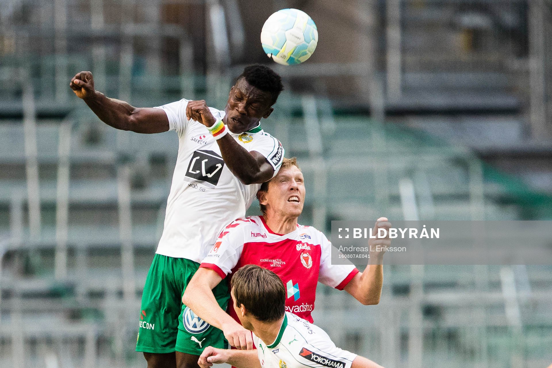 Hammarbys Joseph Aidoo i en nickduell med Kalmars David Elm under fotbollsmatchen i Allsvenskan mellan Hammarby och Kalmar den 7 augusti 2016 i Stockholm.