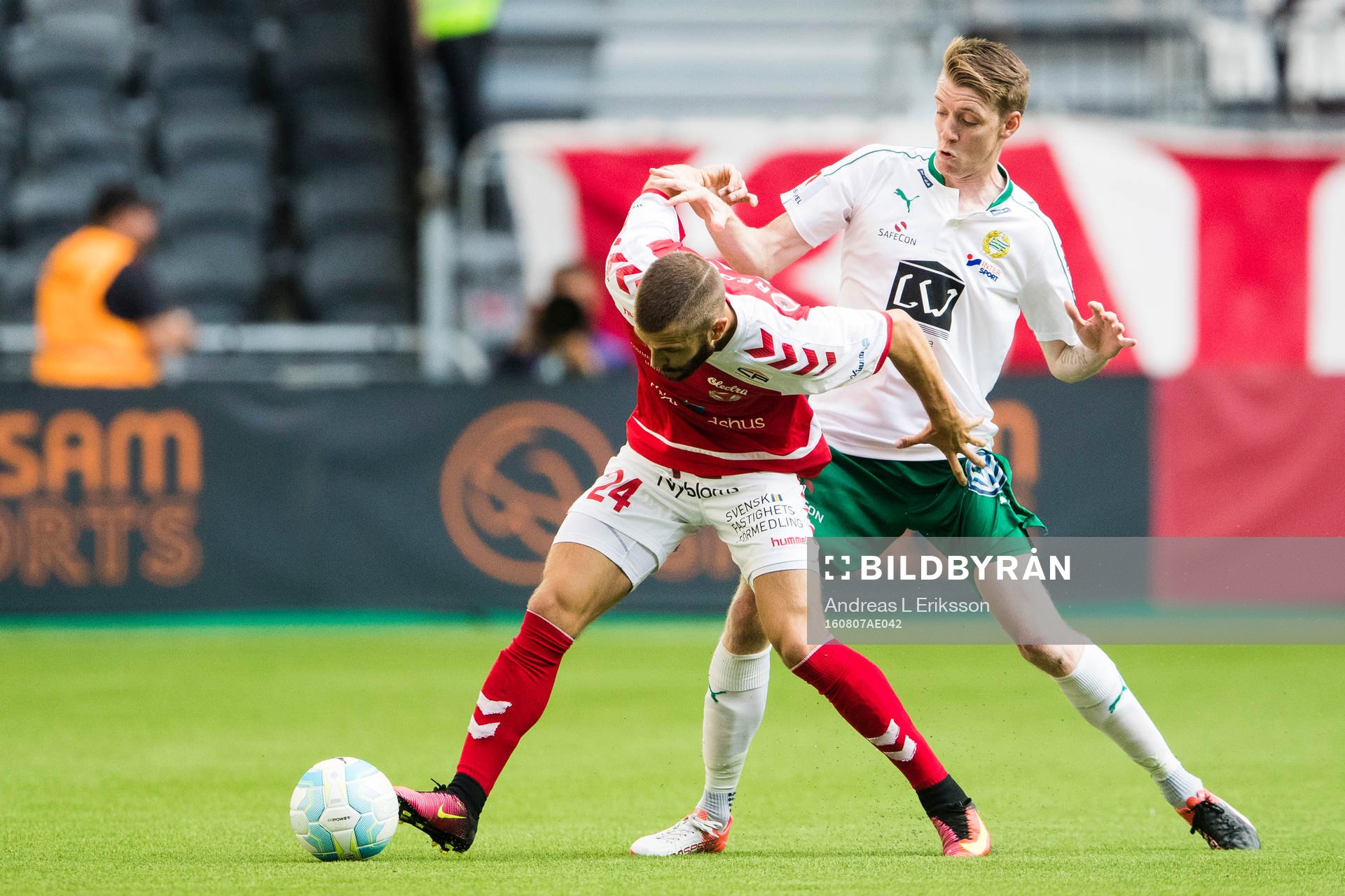 Kalmars Filip Sachpekidis i kamp om bollen med Hammarbys Birkir Már Saevarsson under fotbollsmatchen i Allsvenskan mellan Hammarby och Kalmar den 7 augusti 2016 i Stockholm.