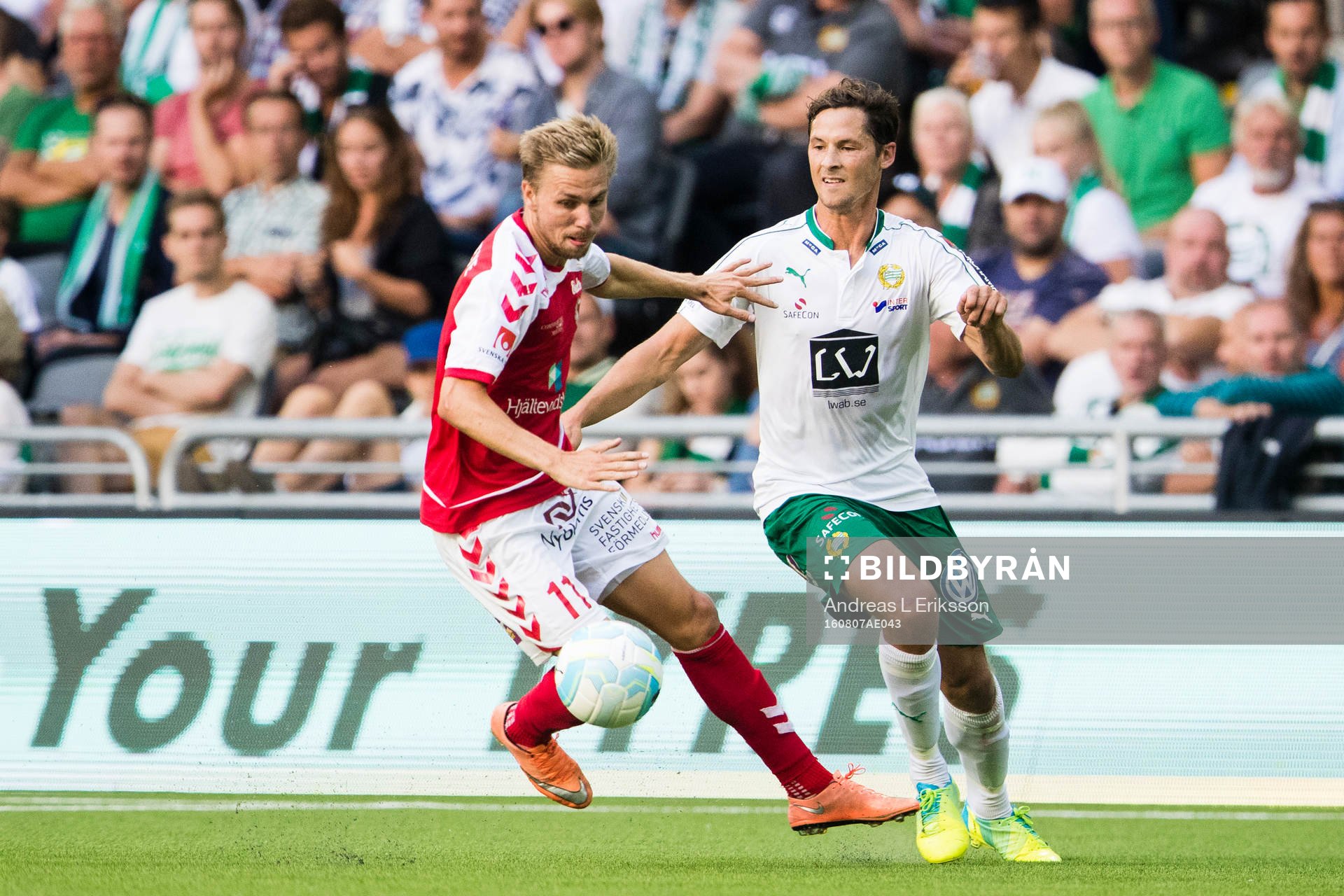 Kalmars Jonathan Ring i kamp om bollen med Hammarbys Philip