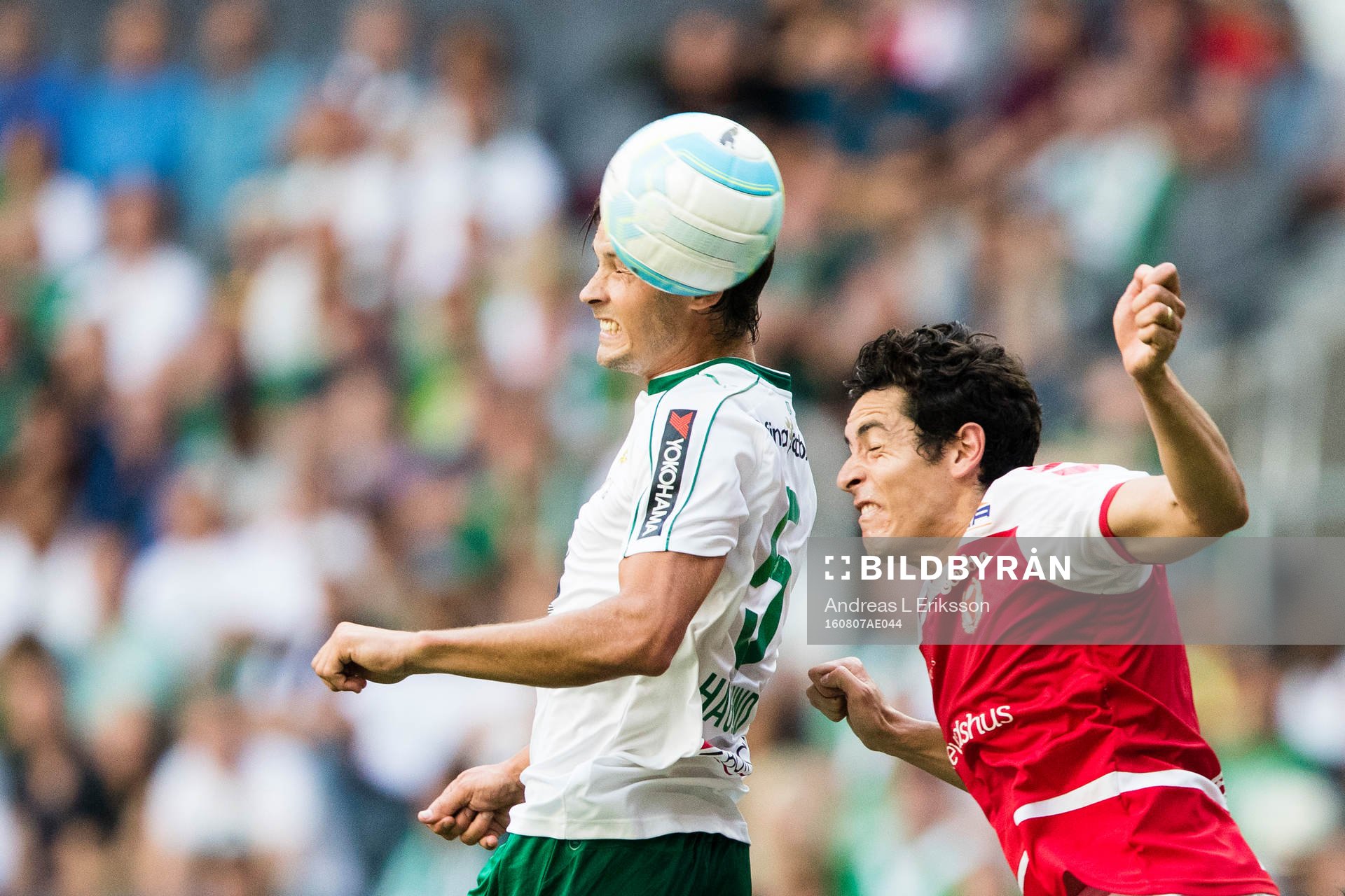 Hammarbys Philip Haglund i en nickduell med Kalmars Marko