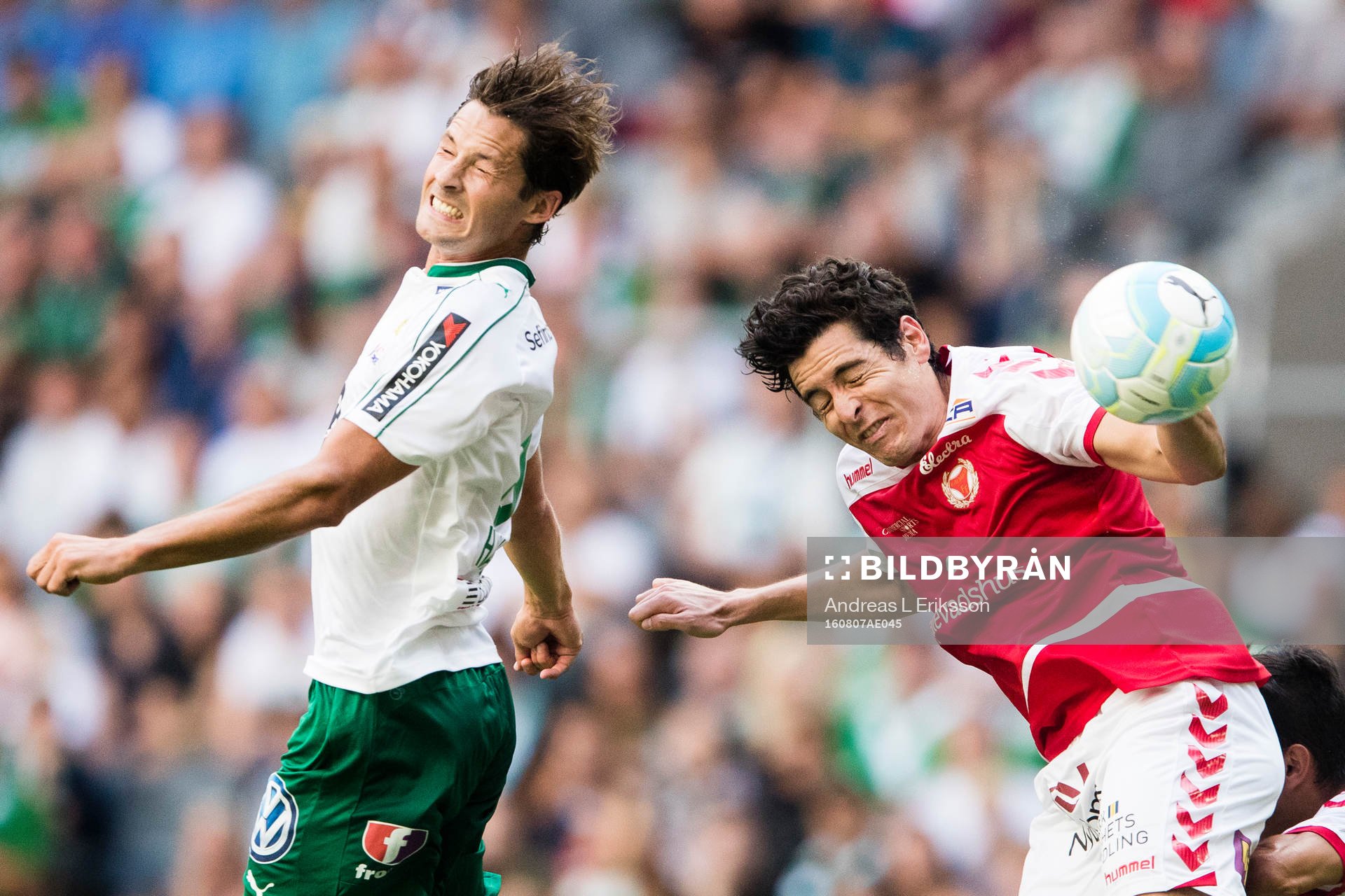 Hammarbys Philip Haglund i en nickduell med Kalmars Marko