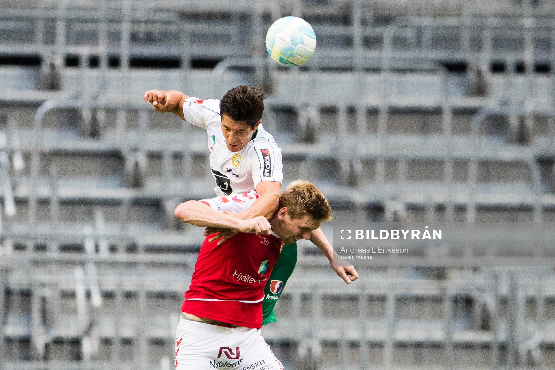 Hammarbys Imad Khalili i en nickduell med Kalmars David Elm