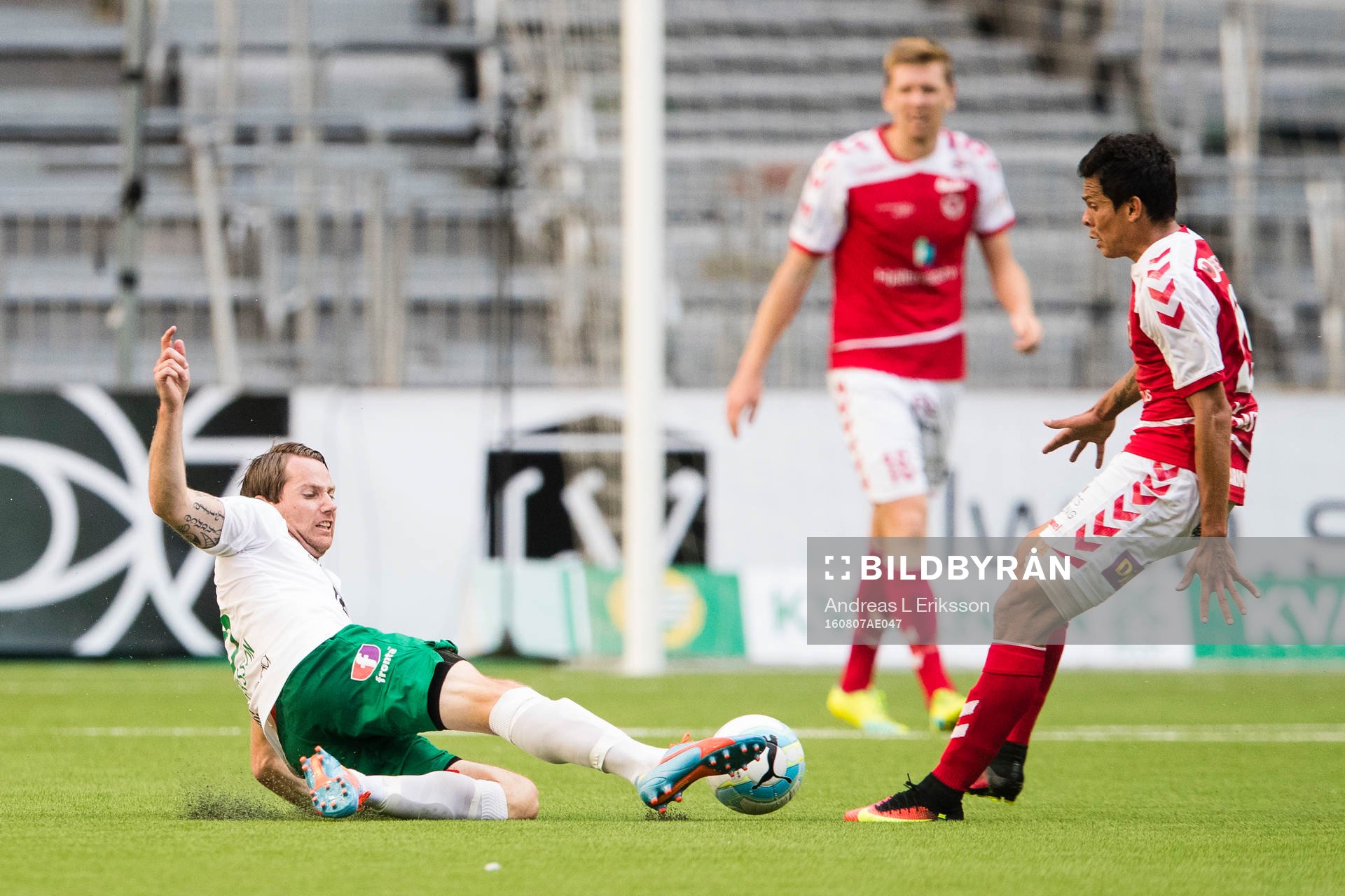 Hammarbys Johan Persson slänger sig för att nå bollen