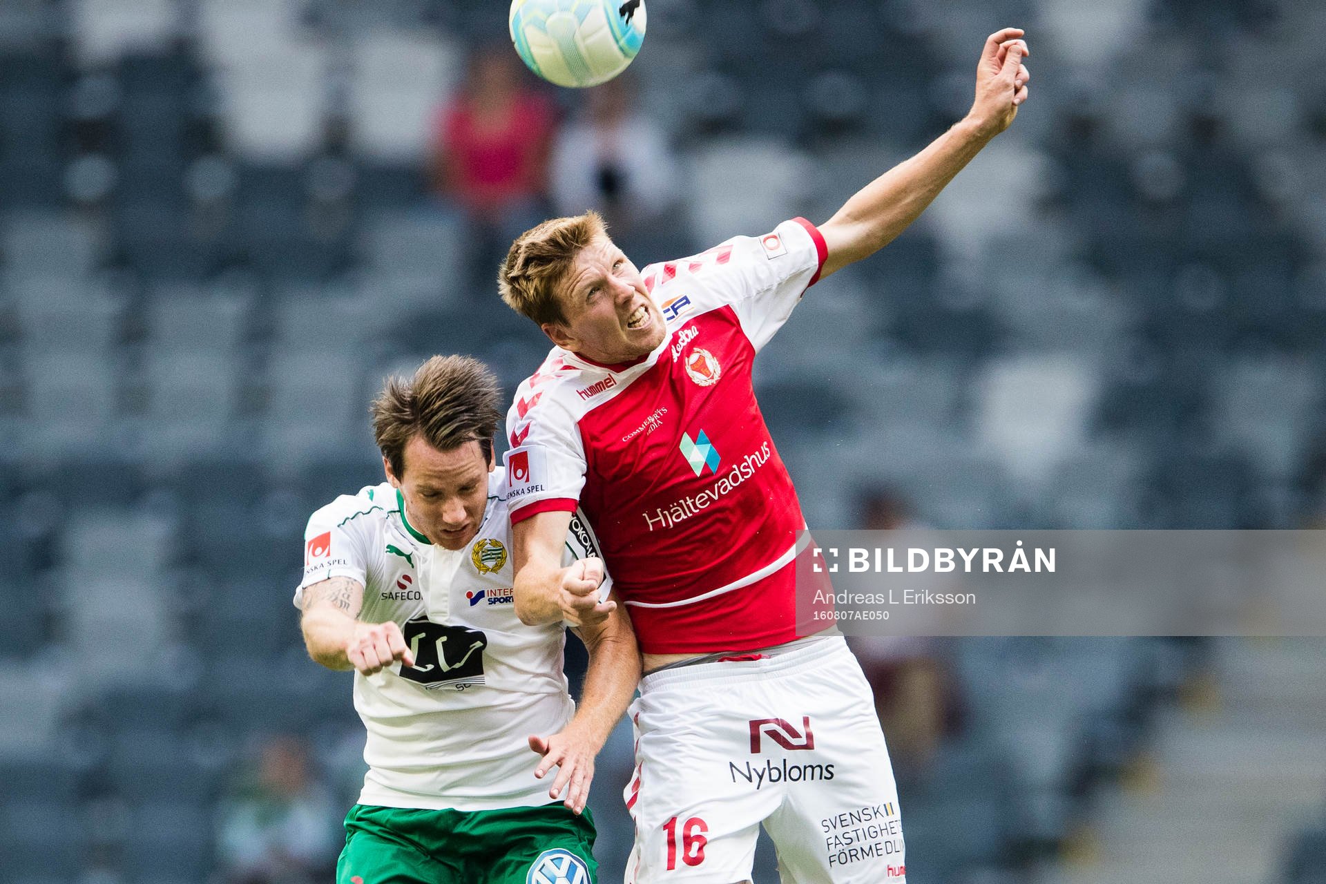 Hammarbys Johan Persson i en nickduell med Kalmars David Elm