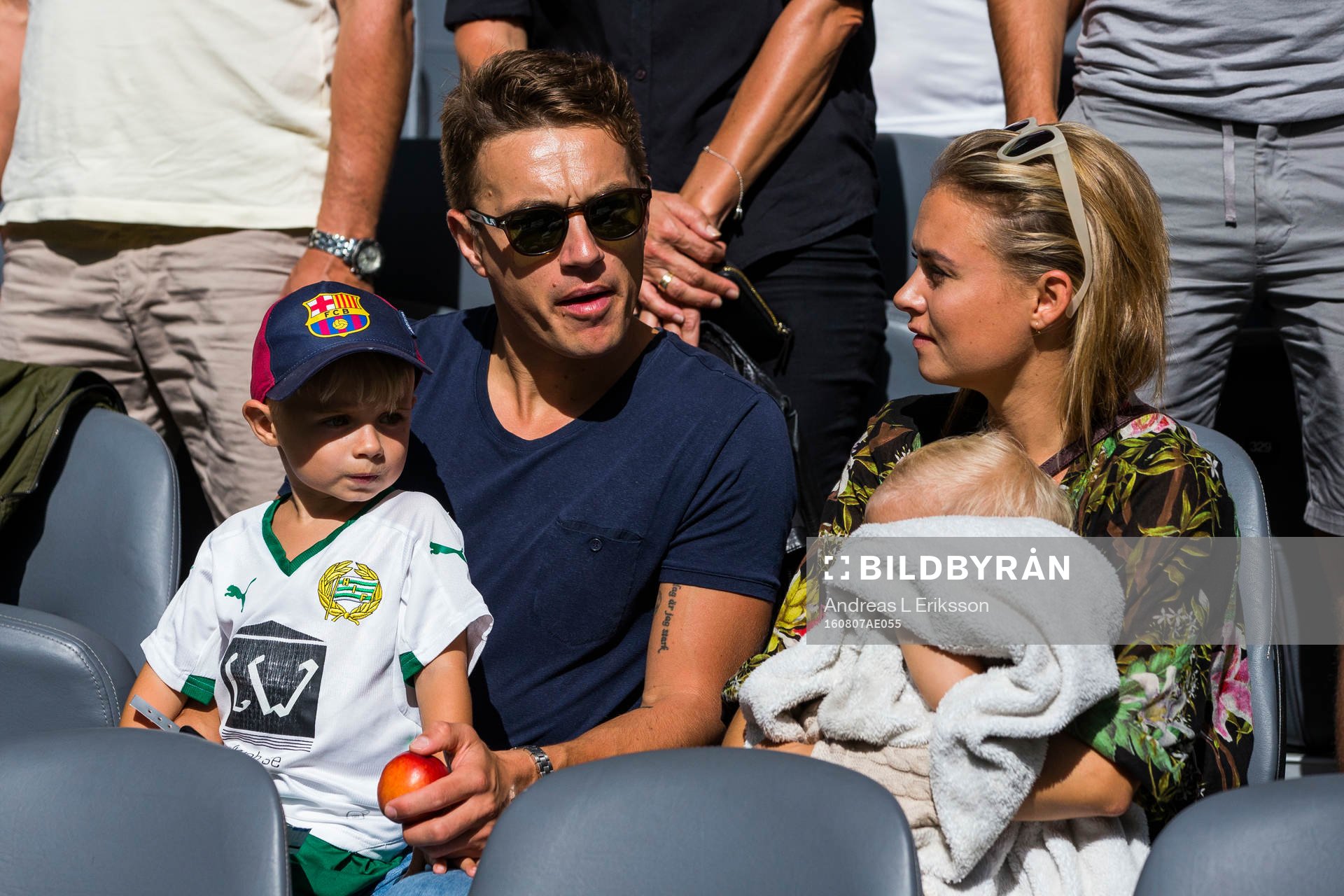 Hammarbys Petter Andersson sitter på lktaren med sin familj