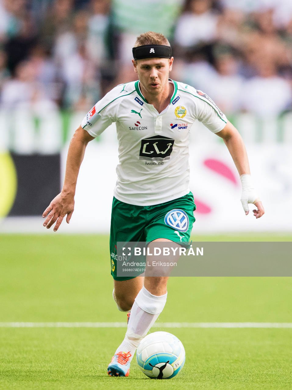 Hammarbys Erik Israelsson med bollen