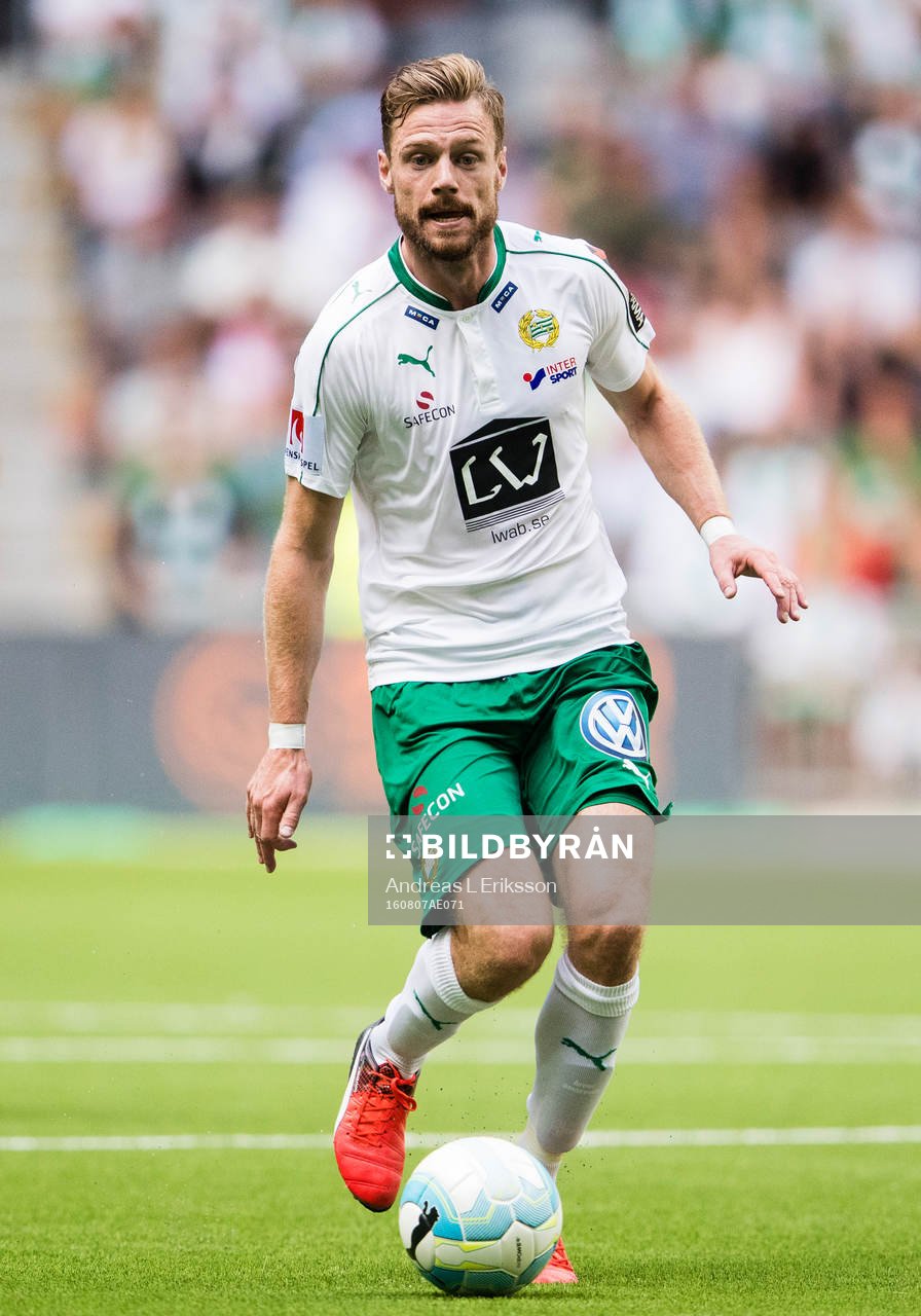Hammarbys Arnór Smárason med bollen