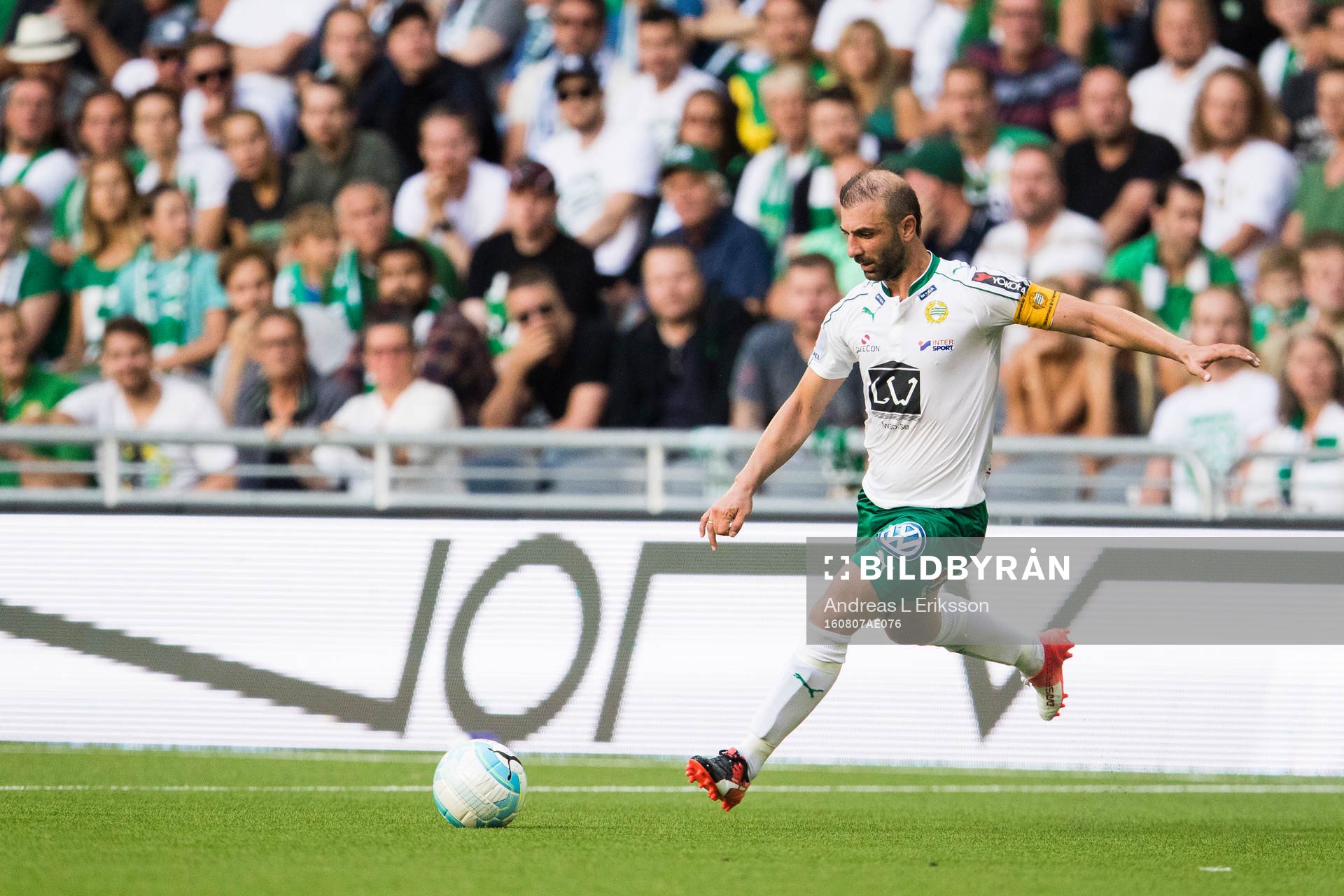 Hammarbys Kennedy Bakircioglu med en frispark