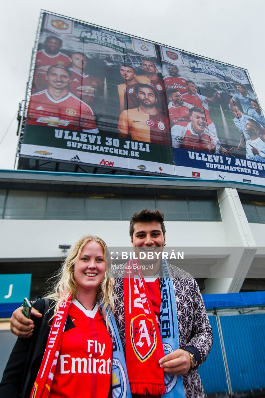 Två Arsenalsupportrar
