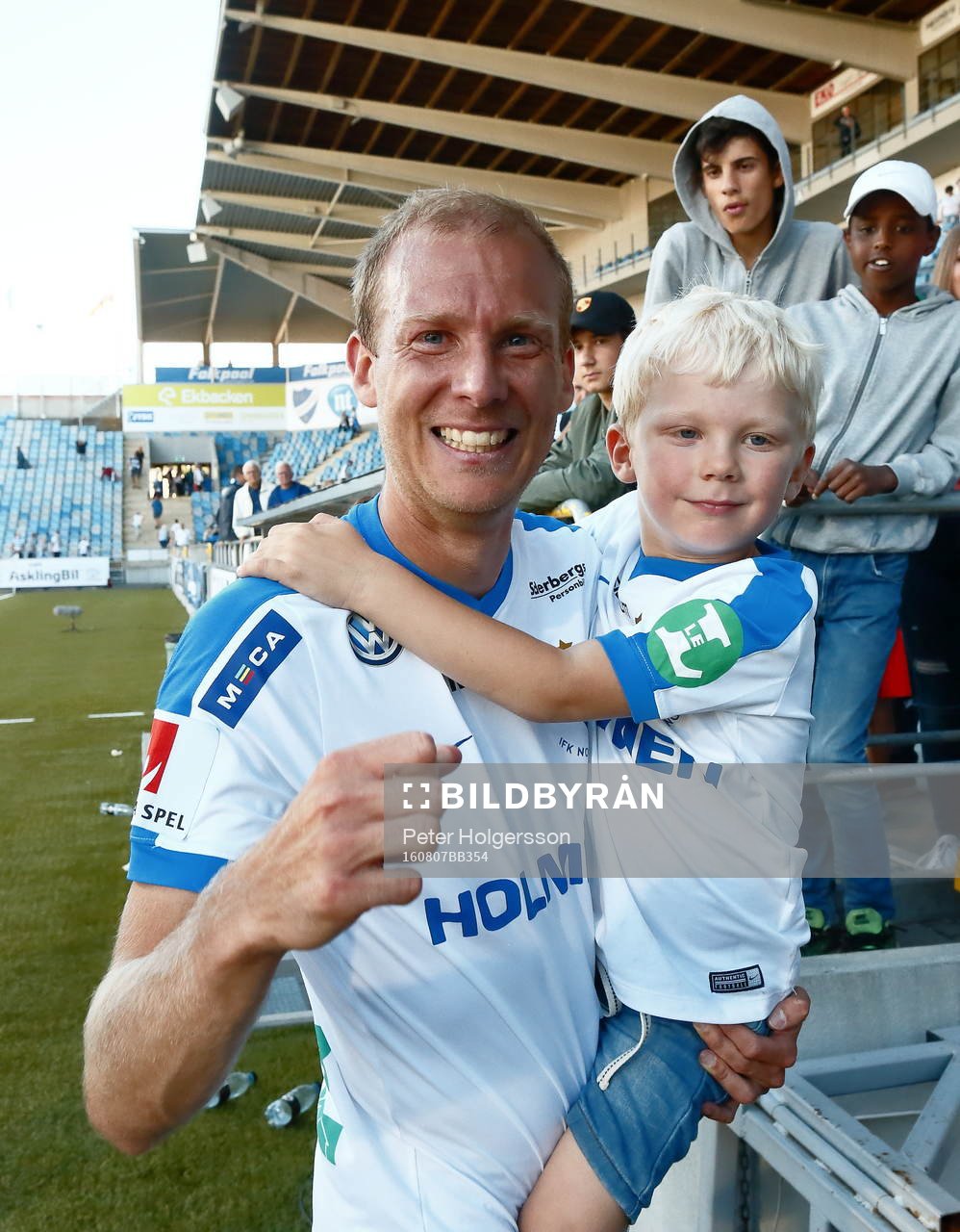 Norrköpings Andreas Johansson med son under fotbollsmatchen i Allsvenskan mellan Norrköping och Örebro den 7 augusti 2016 i Norrköping.