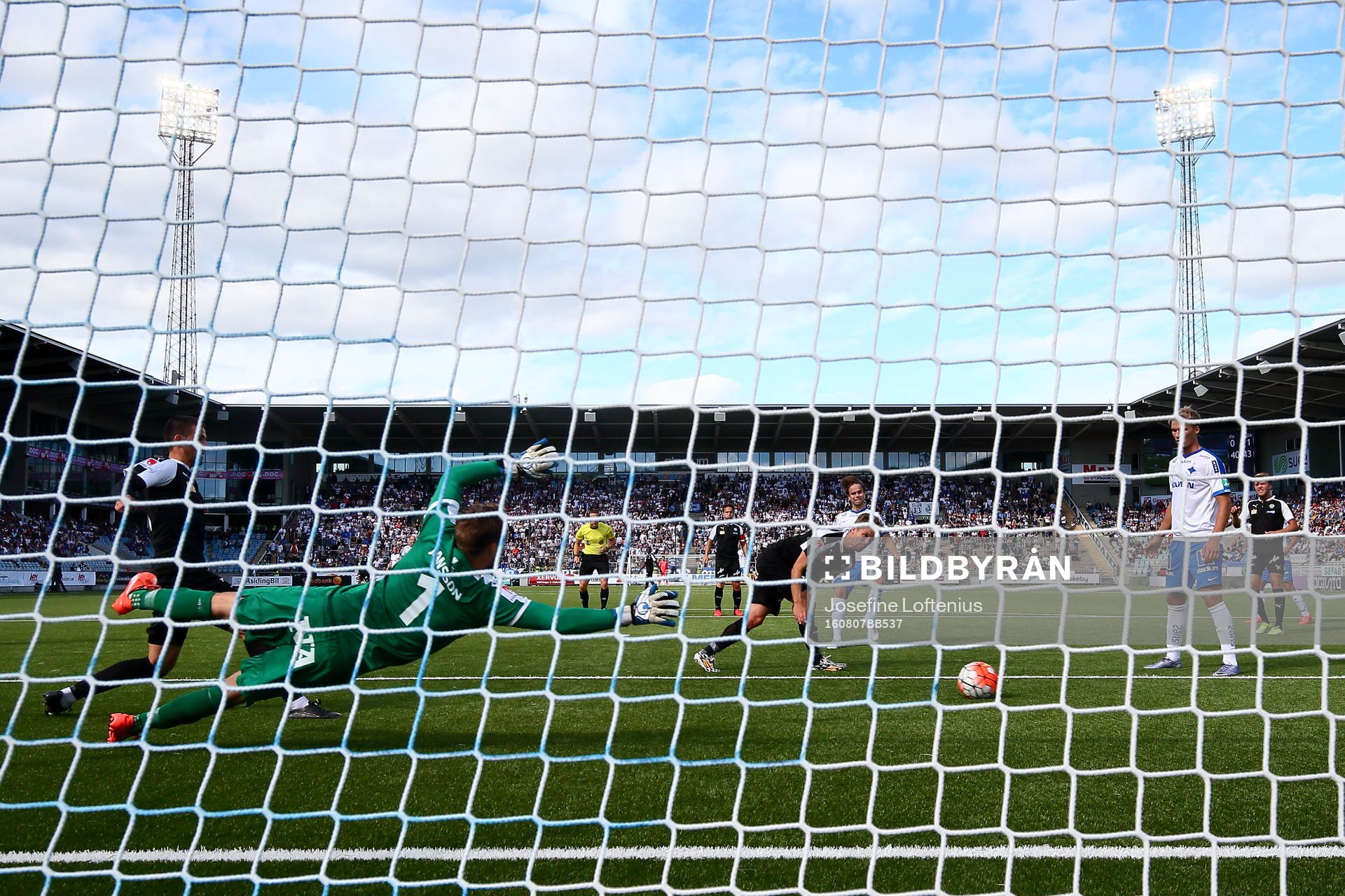 Norrköpings Andreas Blomqvist gör mål 1-1 på Örebros