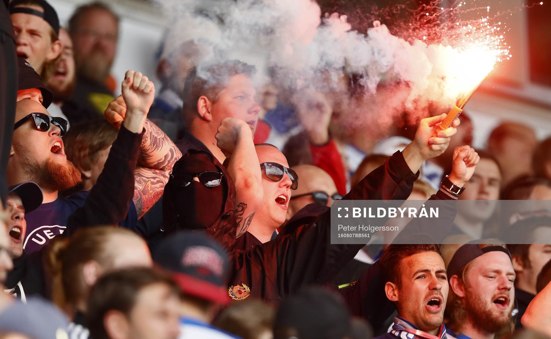 Norrköpings supporters med pyroteknik
