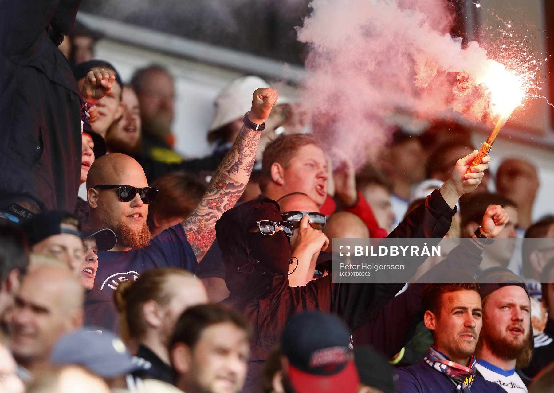 Norrköpings supporters med pyroteknik