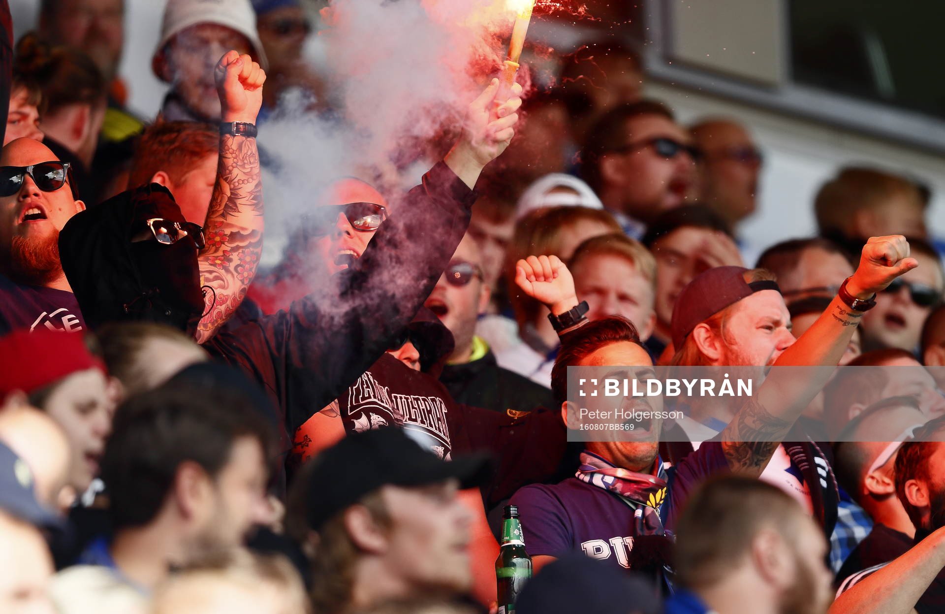 Norrköpings supporters med pyroteknik