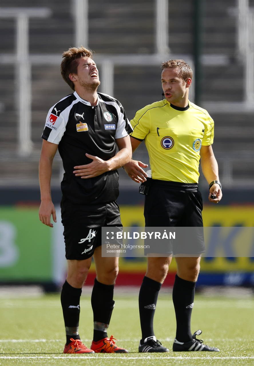 Örebros Victor Sköld och domare Kristoffer Karlsson