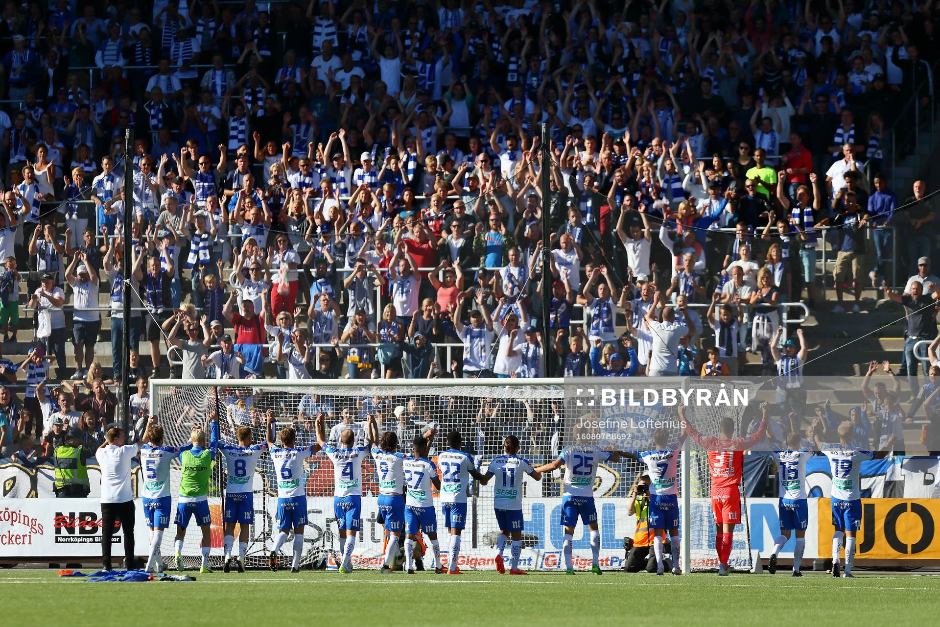 Norrköpings spelare framför sina supportrar