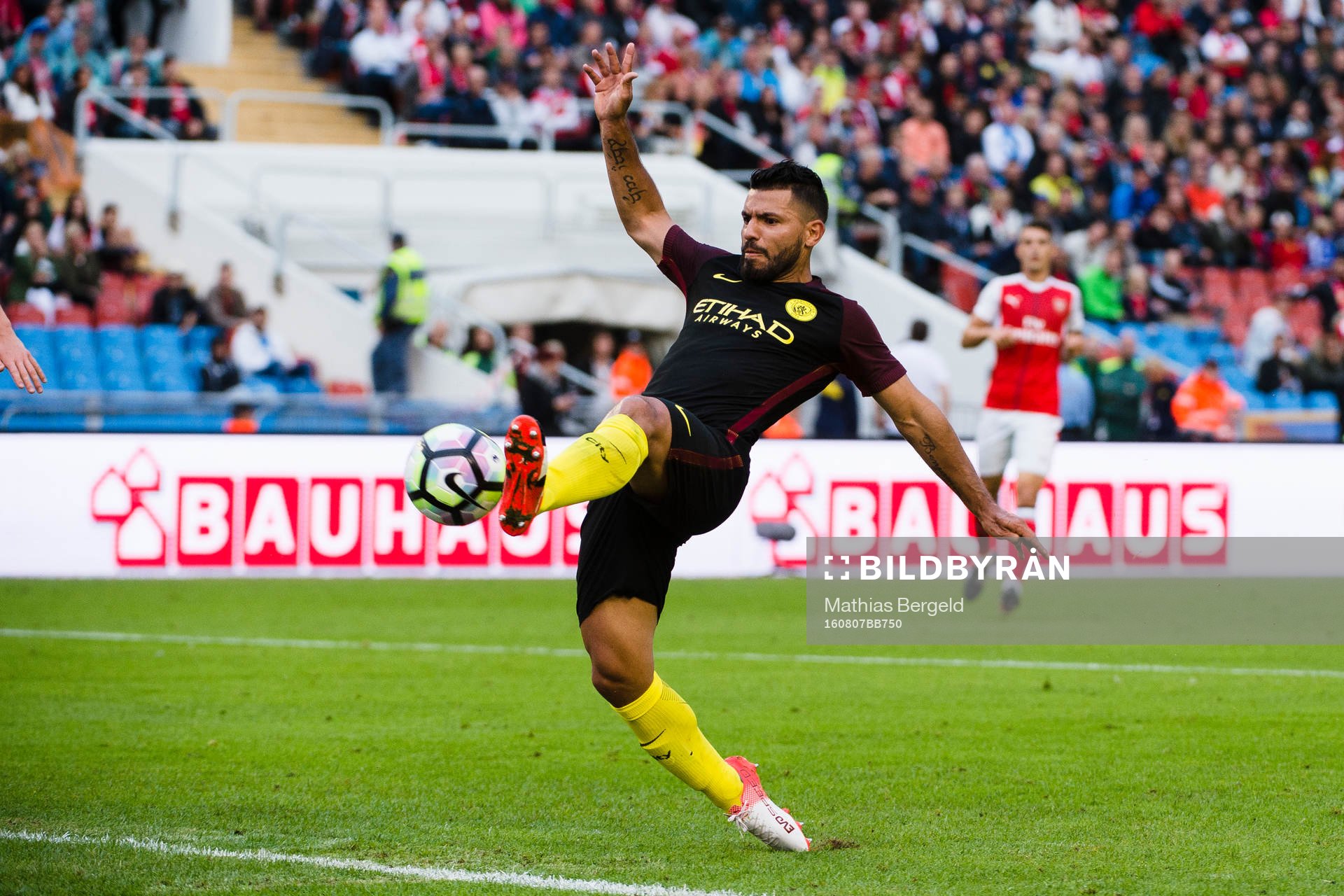 Manchester Citys Sergio Aguero gör 0-1-målet