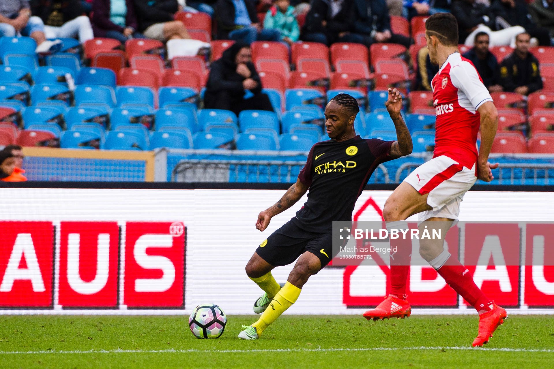 Arsenals Gabriel försvarar mot Manchester Citys Raheem