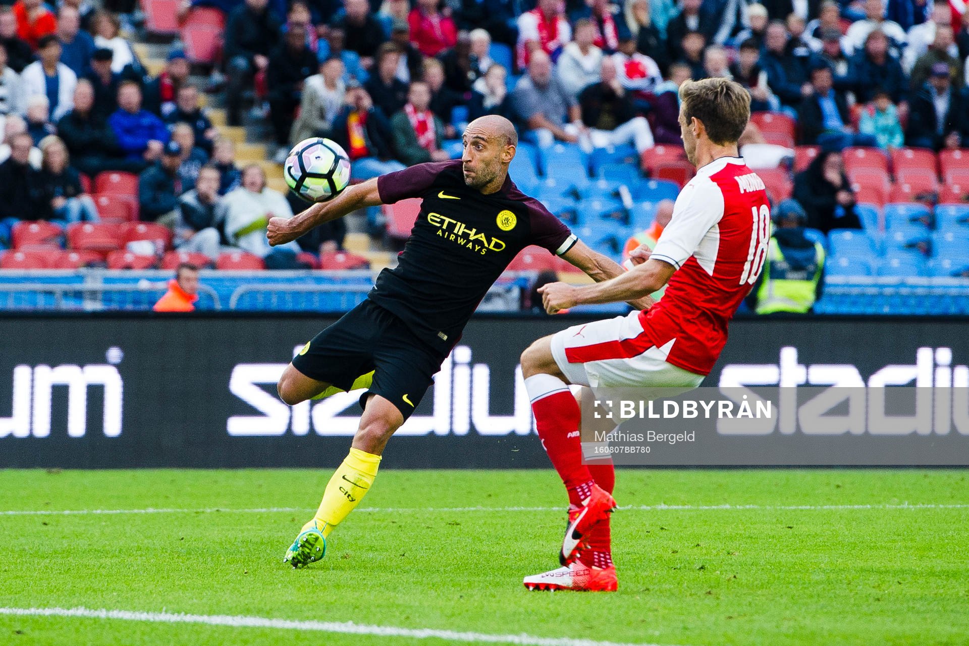 Manchester Citys Pablo Zabaleta skjuter och Arsenals Nacho Monreal försvarar under en träningsmatch i fotboll mellan Arsenal och Manchester City den 7 augusti 2016 i Göteborg.