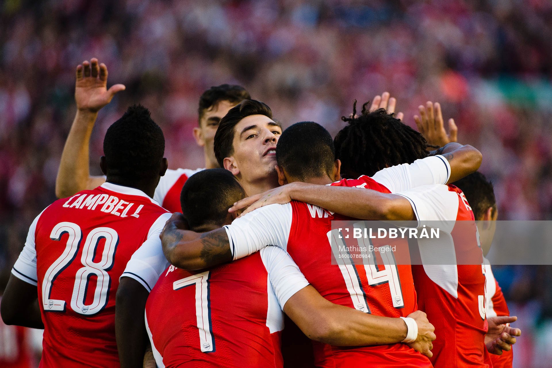 Arsenals Theo Walcott jublar med lagkamrater efter att ha gjort 3-1-målet under en träningsmatch i fotboll mellan Arsenal och Manchester City den 7 augusti 2016 i Göteborg.