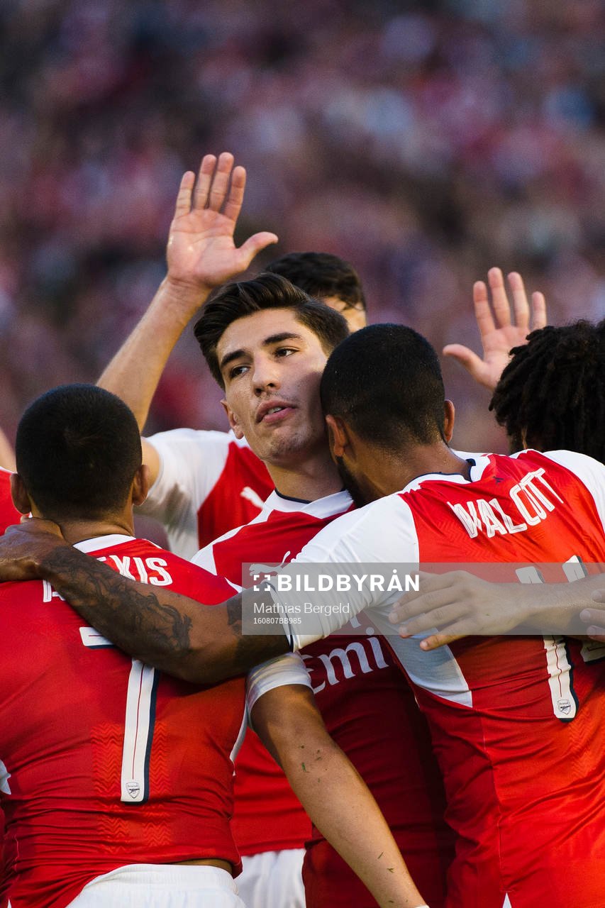 Arsenals Theo Walcott jublar med lagkamrater