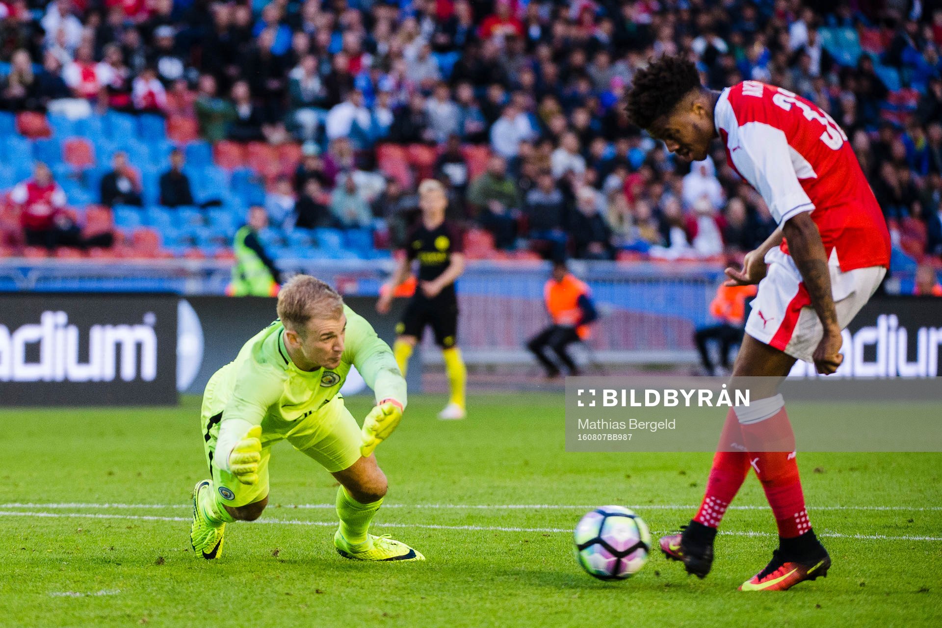 Arsenals Chuba Akpom gör 2-1-målet på Manchester Citys målvakt Joe Hart under en träningsmatch i fotboll mellan Arsenal och Manchester City den 7 augusti 2016 i Göteborg.