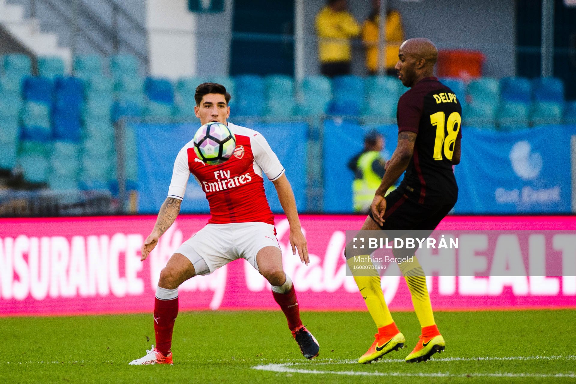 Arsenals Hector Bellerin och Manchester Citys Fabian Delph