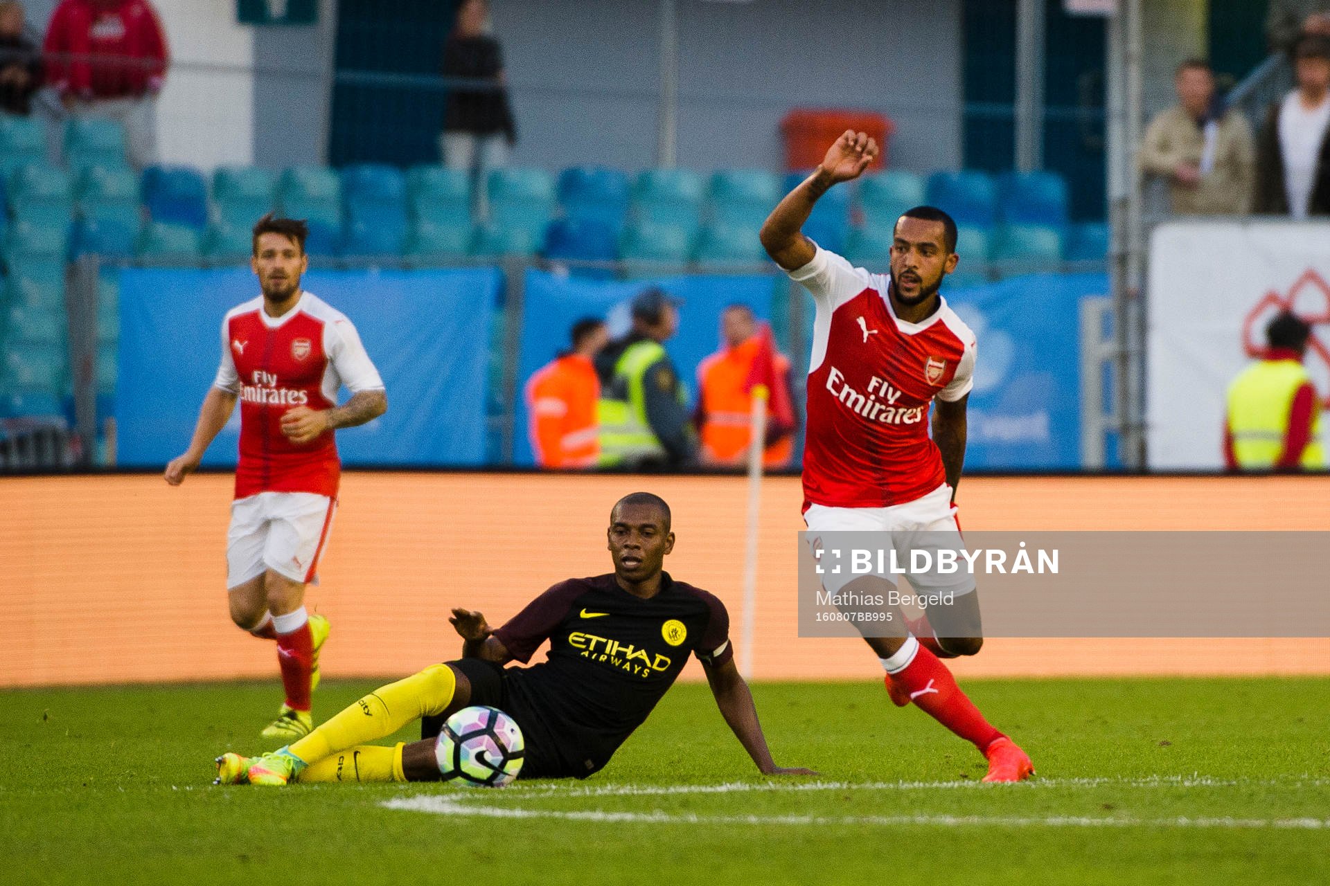 Manchester Citys Fernandinho Luiz Roza glidtacklat Arsenals