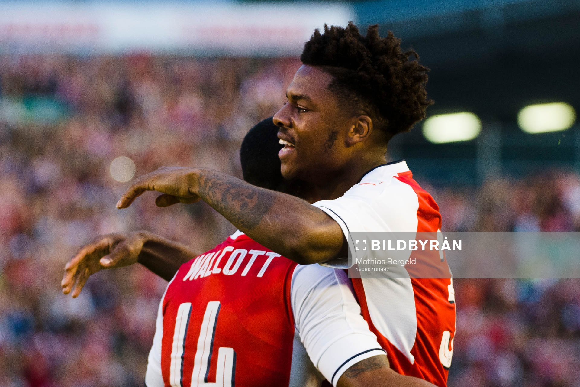 Arsenals Chuba Akpom har gjort 2-1-målet och jublar med