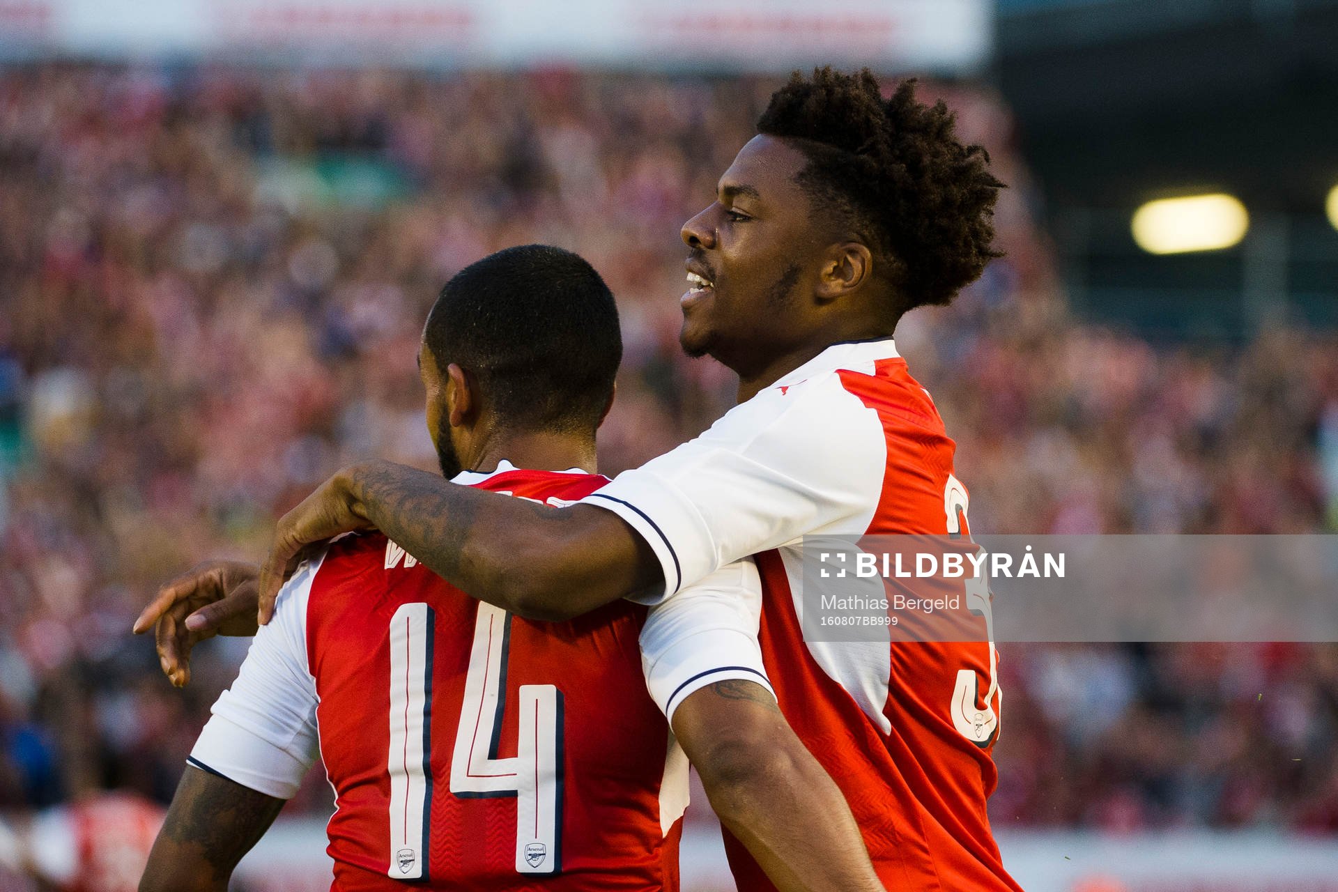 Arsenals Chuba Akpom har gjort 2-1-målet och jublar med
