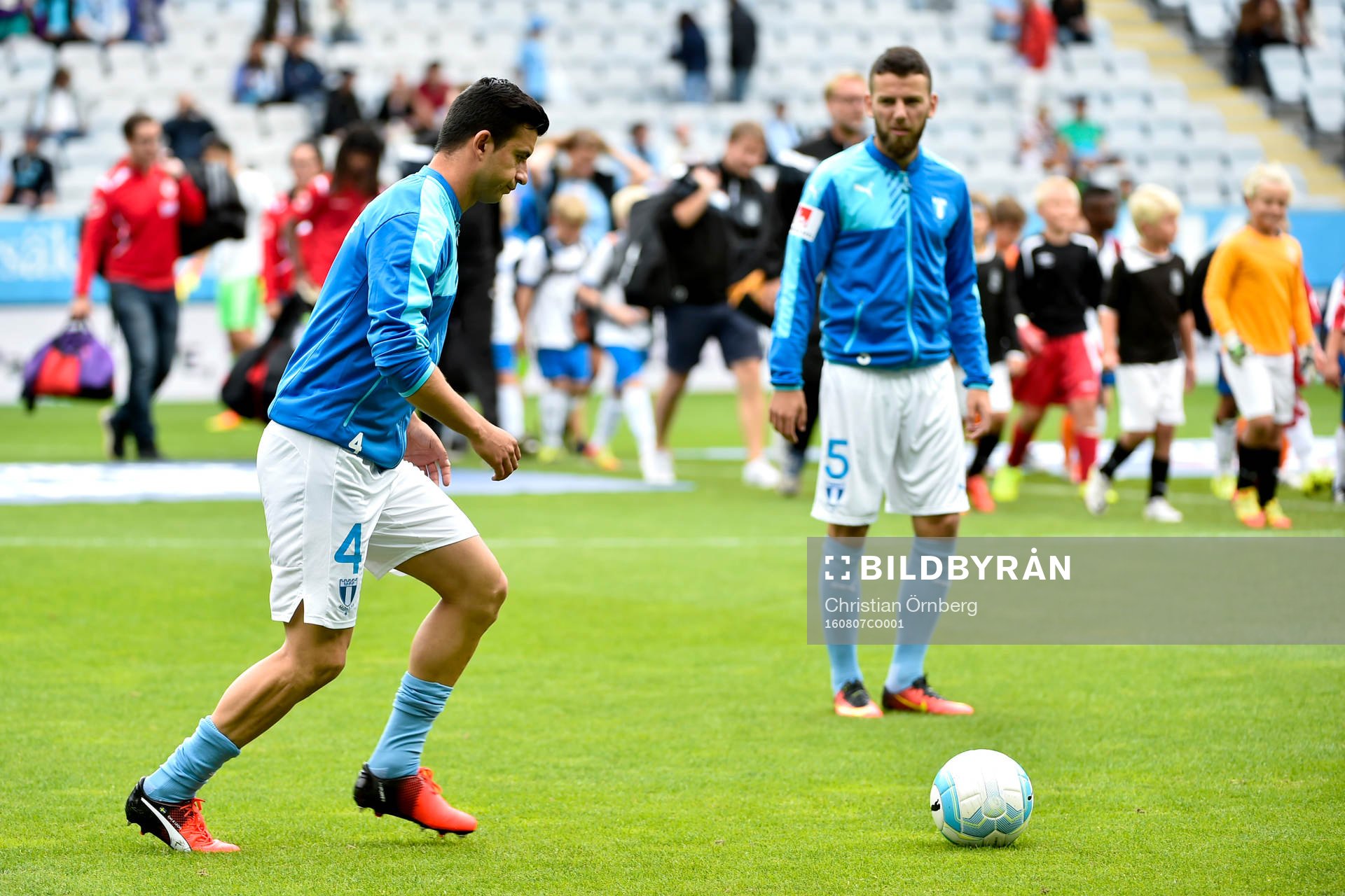 Malmö FFs Behrang Safari och Erdal Rakip värmer upp