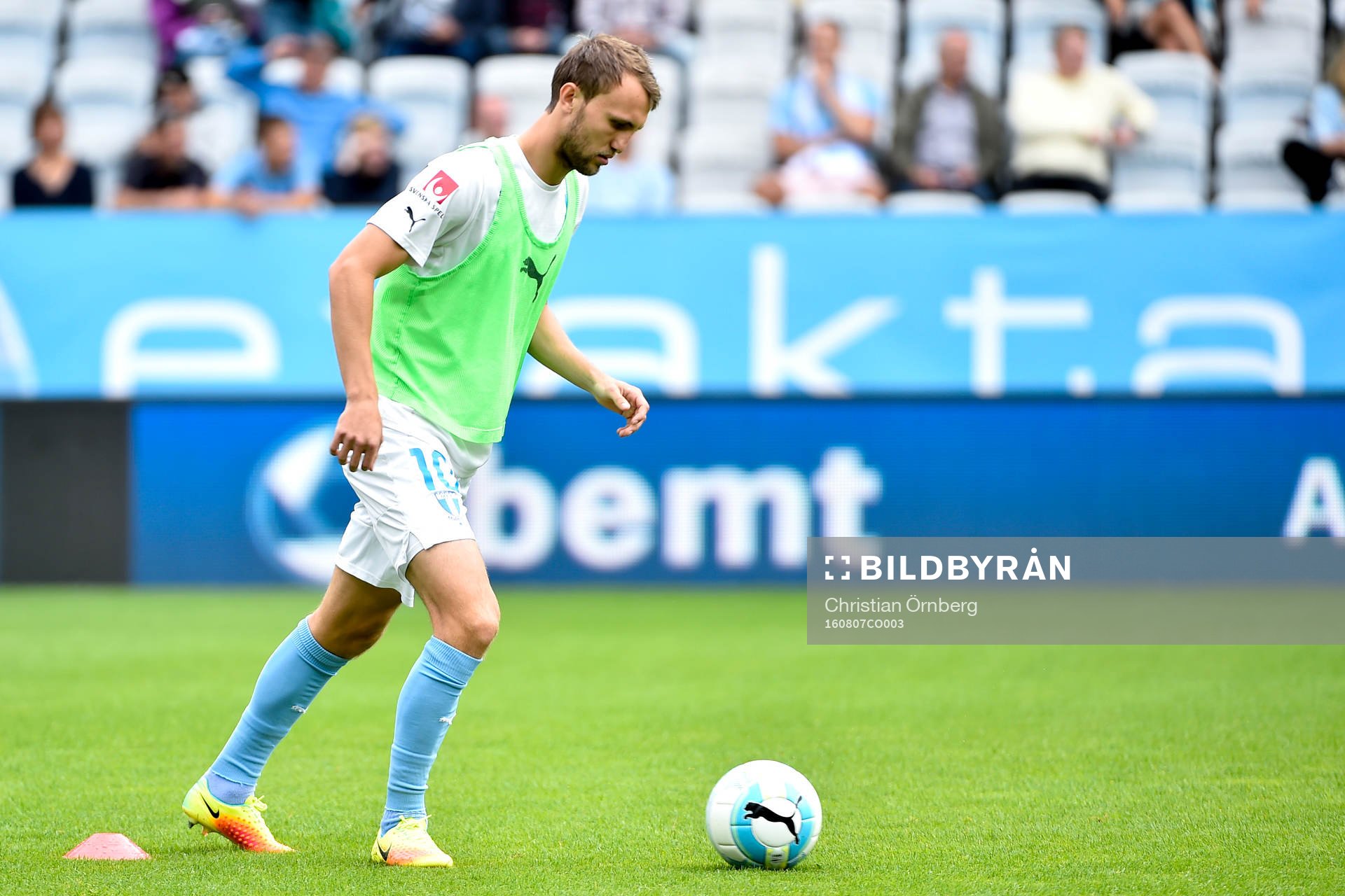 Malmö FFs Magnus Wolff Eikrem värmer upp