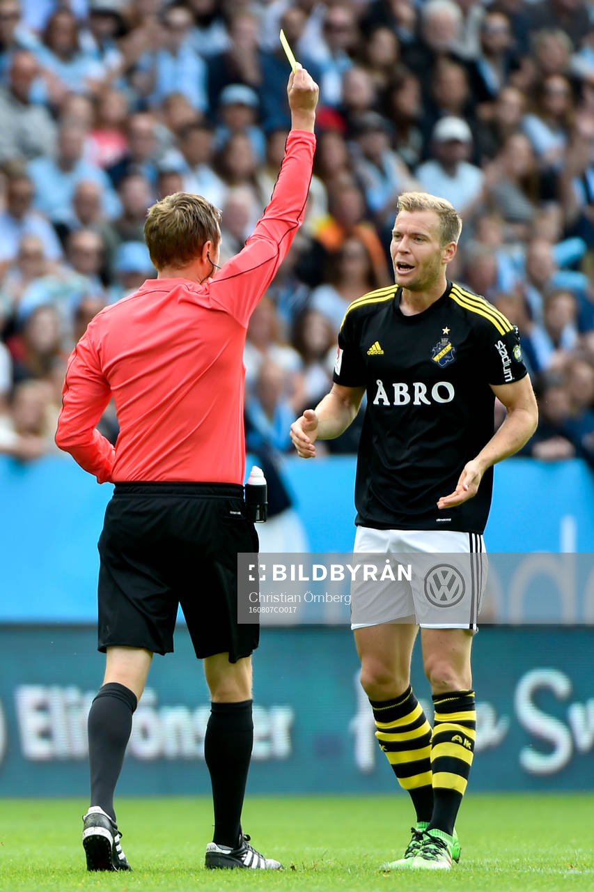 AIK:s Per Karlsson får gult kort av domaren Markus Strömbergsson under fotbollsmatchen i Allsvenskan mellan Malmö FF och AIK den 7 augusti 2016 i Malmö.