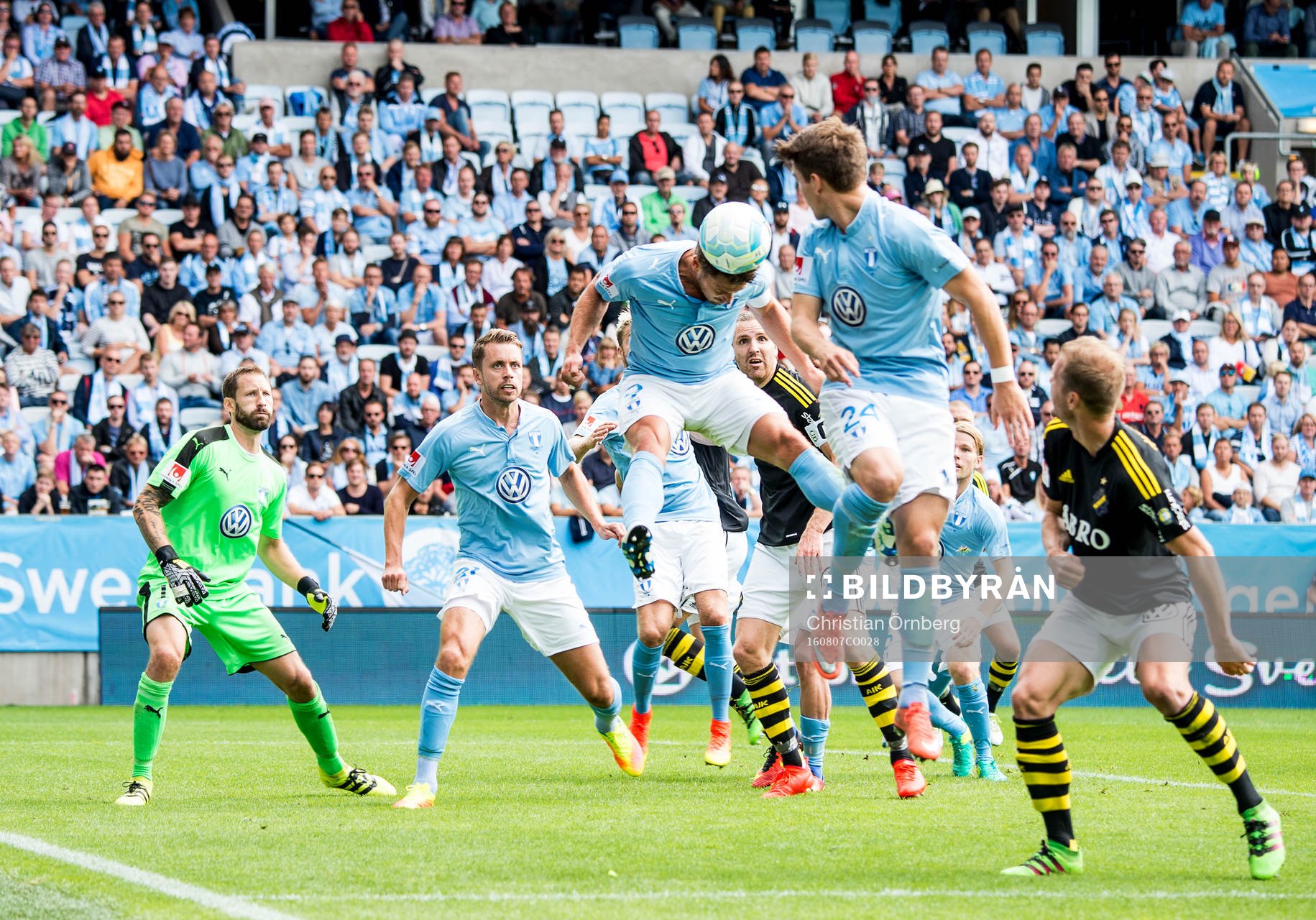 Malmö FFs Markus Rosenberg nickar undan bollen vid hörna