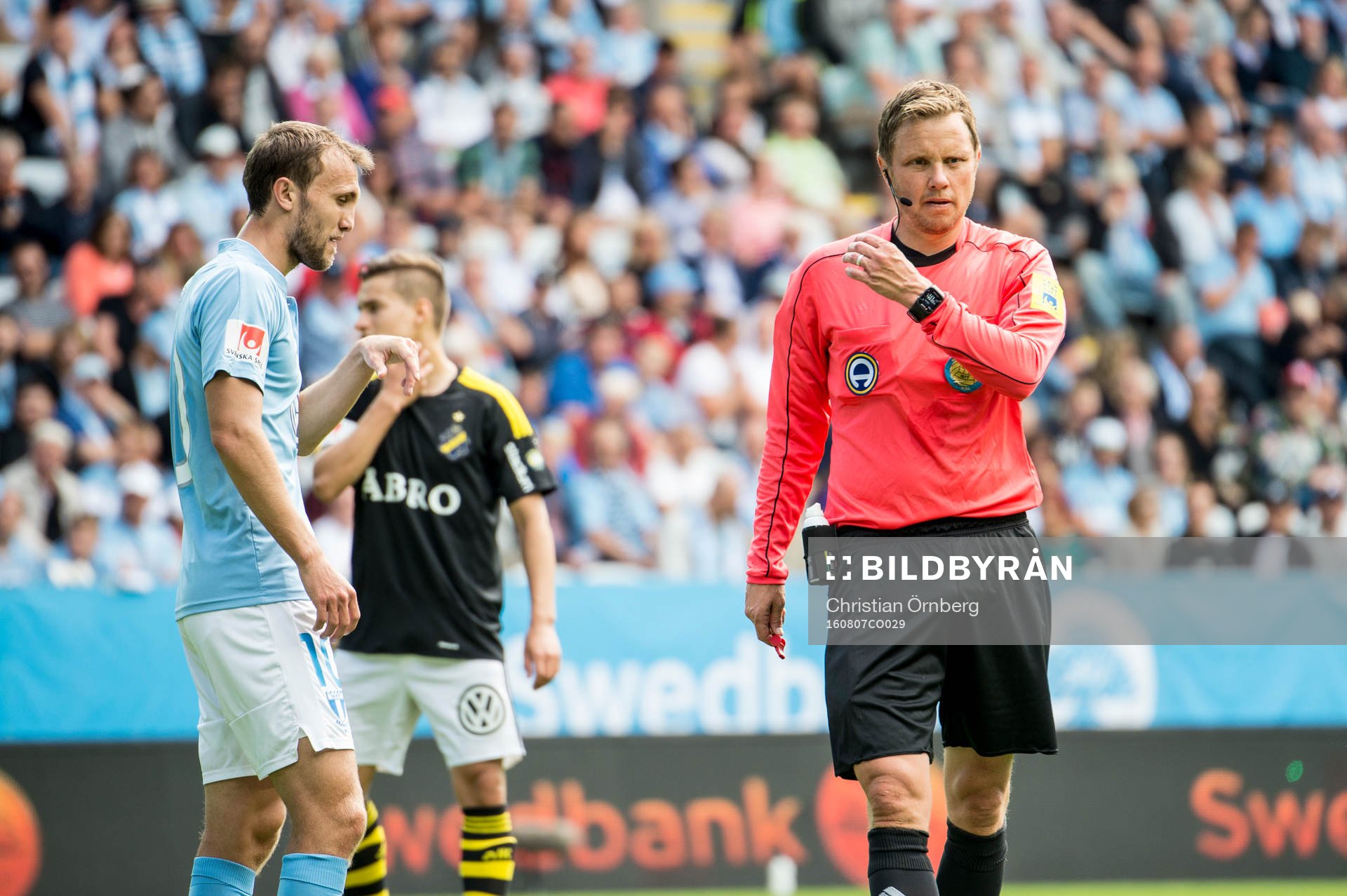 Malmö FFs Magnus Wolff Eikrem och domaren Markus